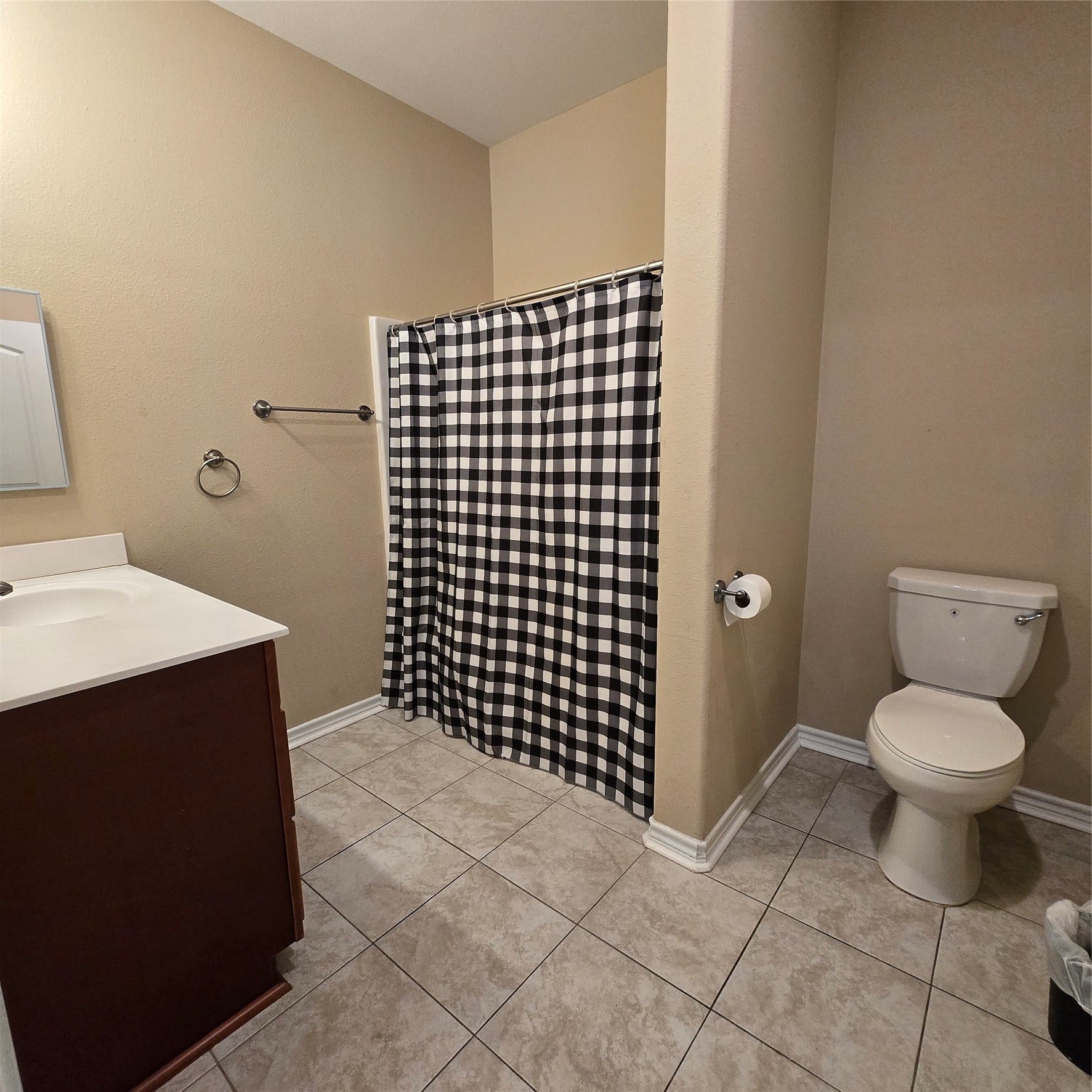 11821 Cardiff Road, Houston, TX 77076 Primary Bathroom