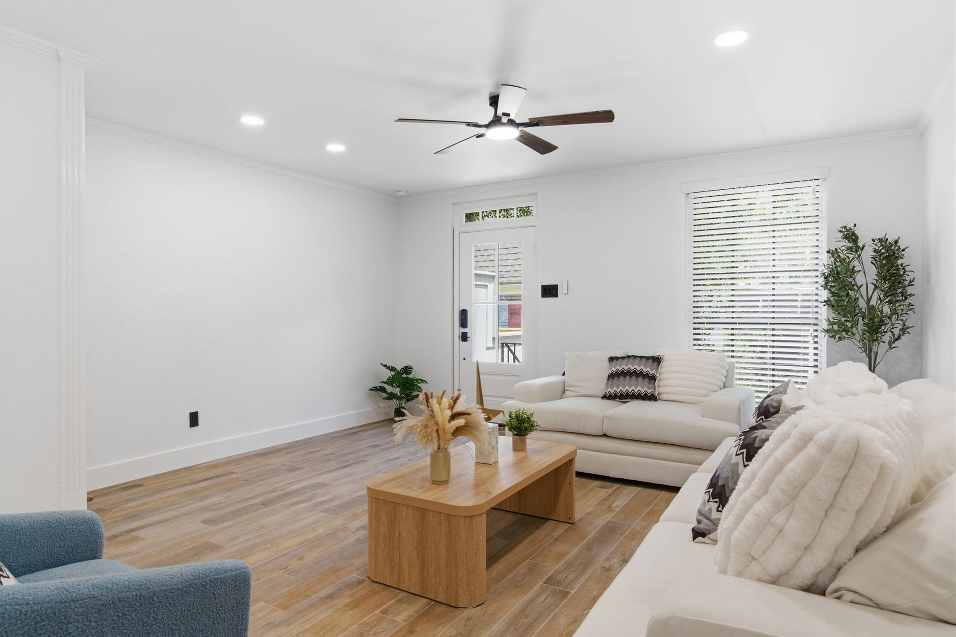 811 Lovett Boulevard, #21, Houston, TX 77006 Neutral finishes and generous wall space make this room easy to personalize around your own style
