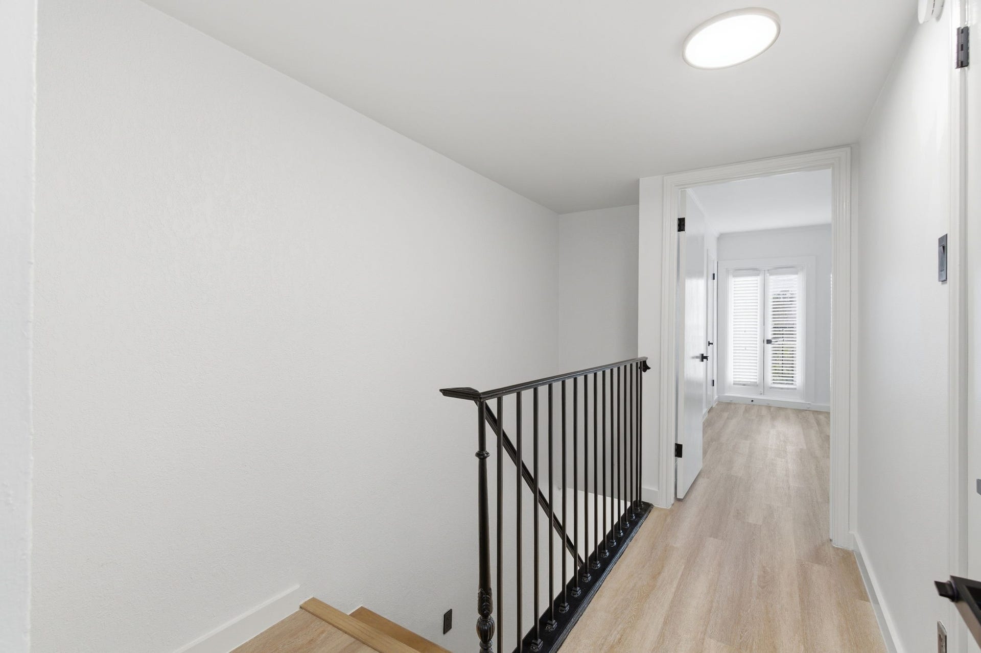 811 Lovett Boulevard, #21, Houston, TX 77006 The bright upstairs landing connects the bedrooms and bathrooms while continuing the homes clean, updated finishes.