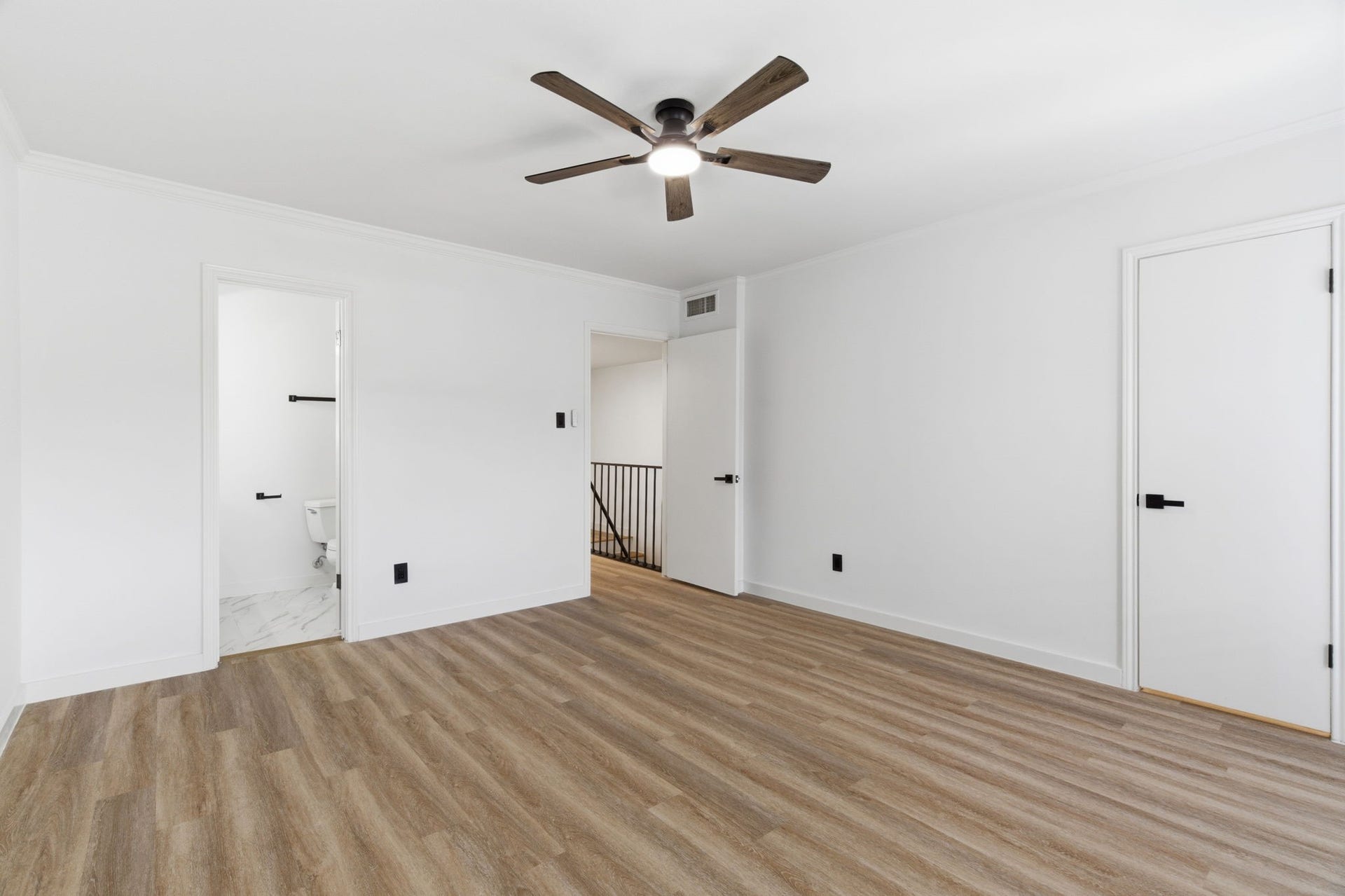 811 Lovett Boulevard, #21, Houston, TX 77006 The primary suite offers generous space, and convenient access to the updated bathroom.