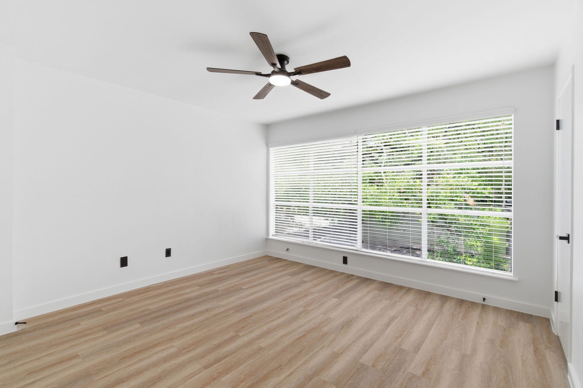 811 Lovett Boulevard, #21, Houston, TX 77006 An oversized window stretches across the secondary bedroom, filling the space with natural light and views of the surrounding greenery.