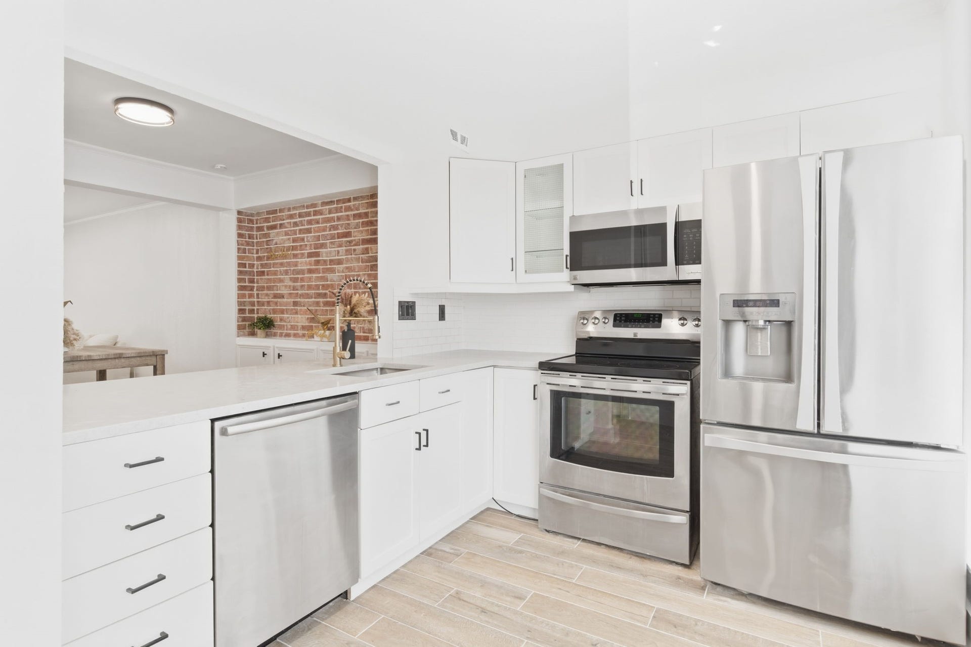 811 Lovett Boulevard, #21, Houston, TX 77006 Everything is within easy reach in this updated kitchen, with generous counter space, abundant cabinetry, and stainless steel appliances