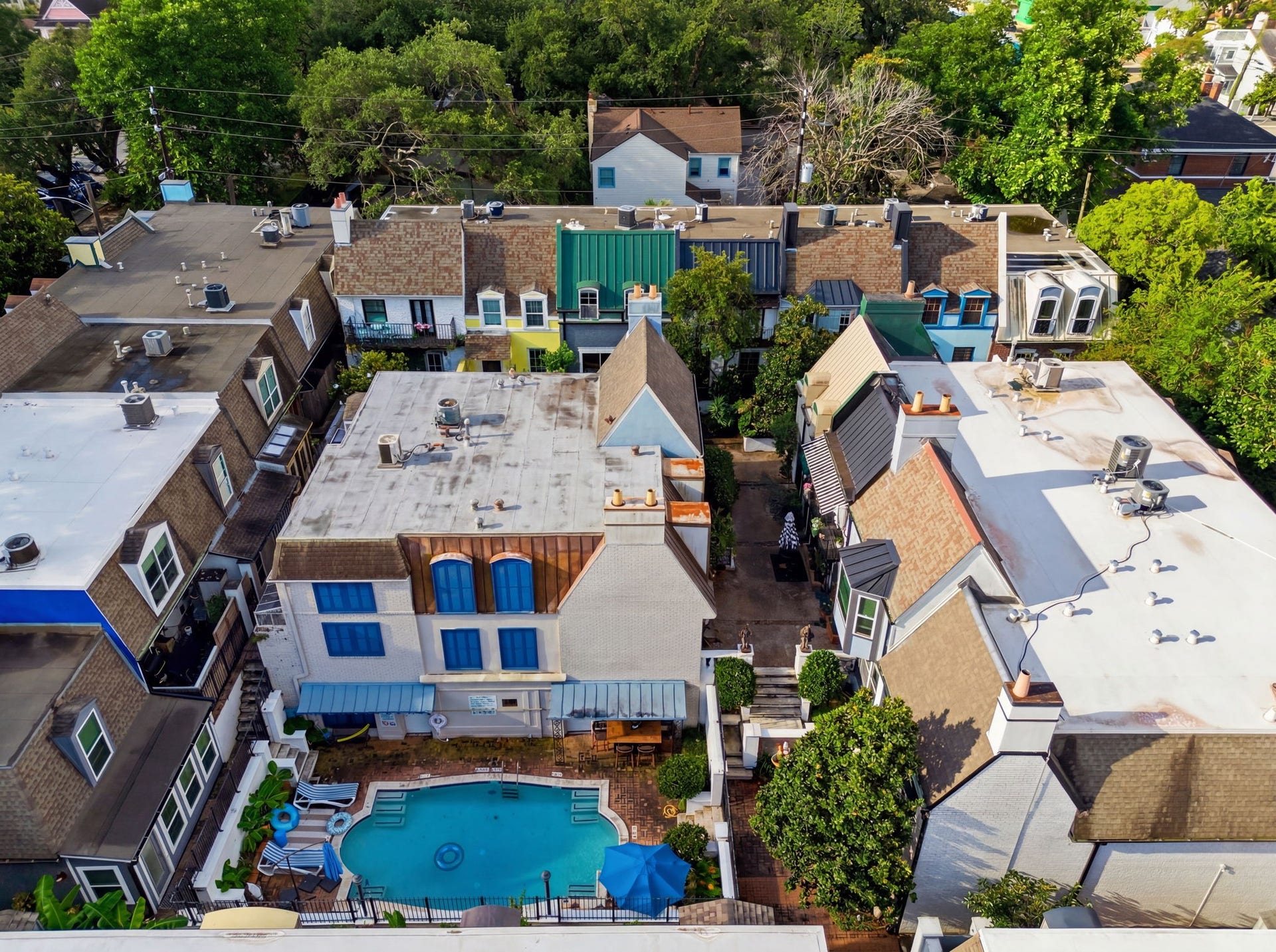 811 Lovett Boulevard, #21, Houston, TX 77006 From directly above, you can see how the community is arranged around private courtyards, walkways, and the central pool.