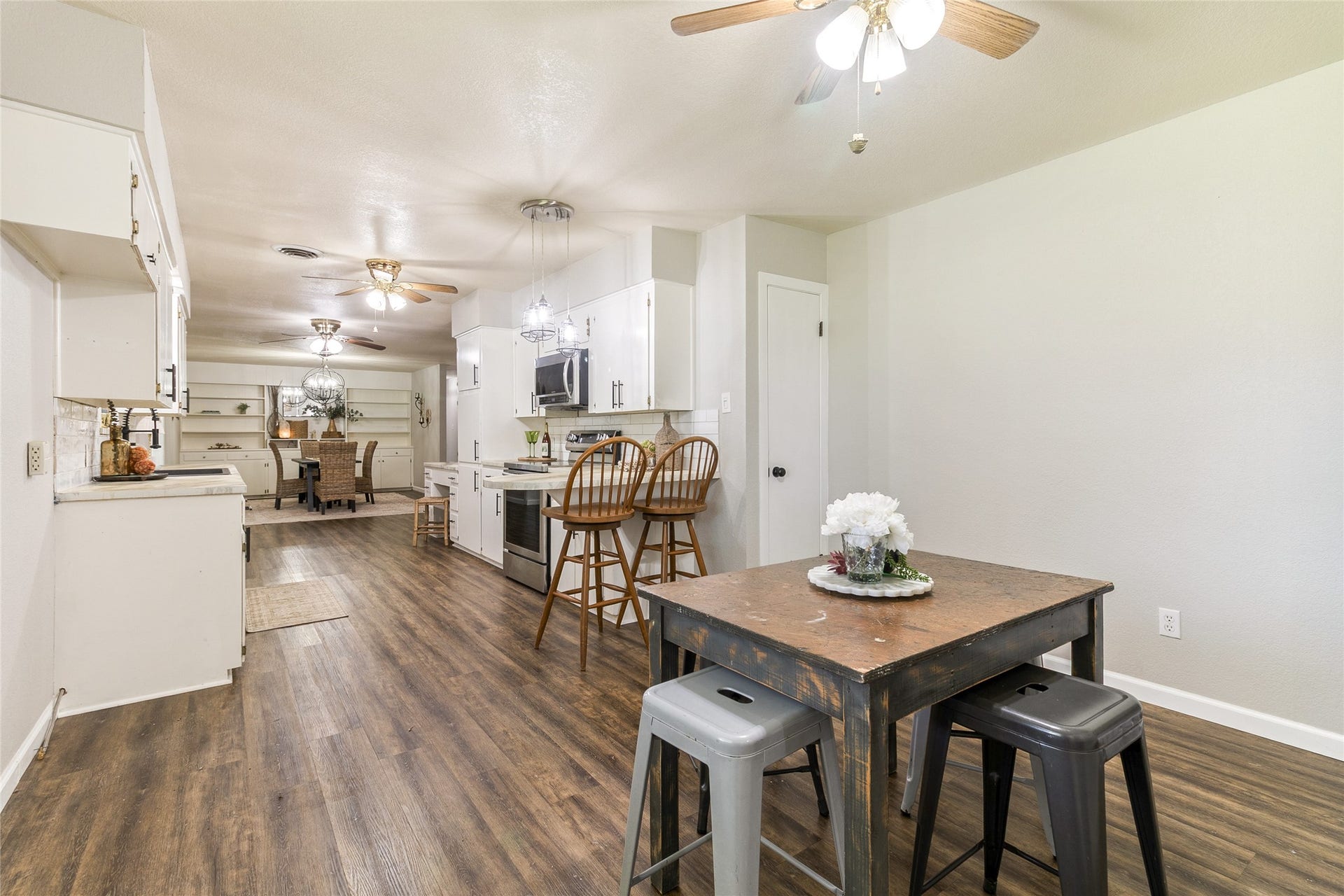 404 S 14th Street, West Columbia, TX 77486 Positioned at the end of the kitchen, this casual dining area keeps morning meals close to the coffee and cooking space while reserving the larger dining room for formal seating and meals.