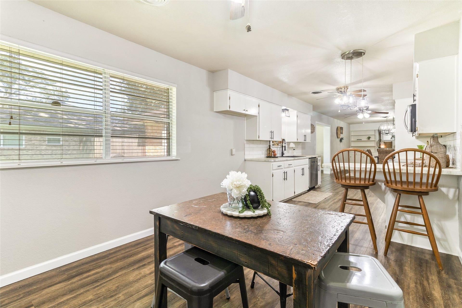 404 S 14th Street, West Columbia, TX 77486 From morning coffee to dinner preparations, the breakfast area, kitchen and dining room connect in an easy sequence that keeps daily routines and entertaining within reach.