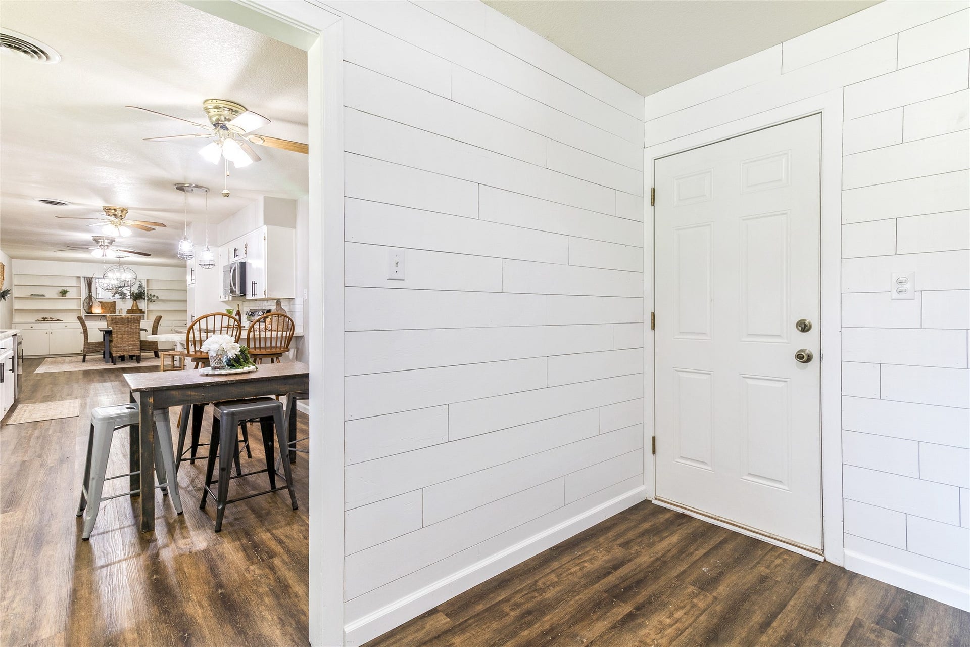 404 S 14th Street, West Columbia, TX 77486 Bring groceries directly from the attached garage through the updated mudroom and into the breakfast area and kitchen.