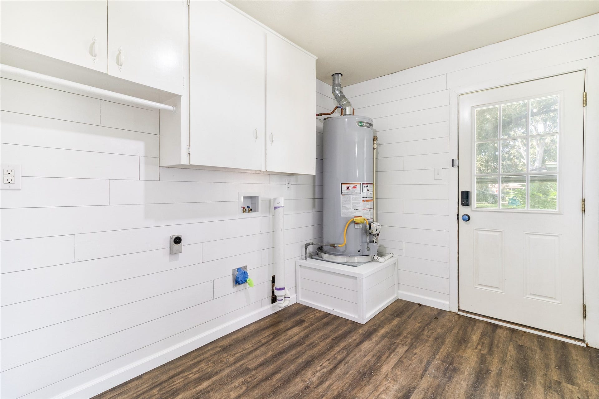 404 S 14th Street, West Columbia, TX 77486 A separate mudroom entrance provides direct driveway access without passing through the front living spaces. Water Heater (2024).