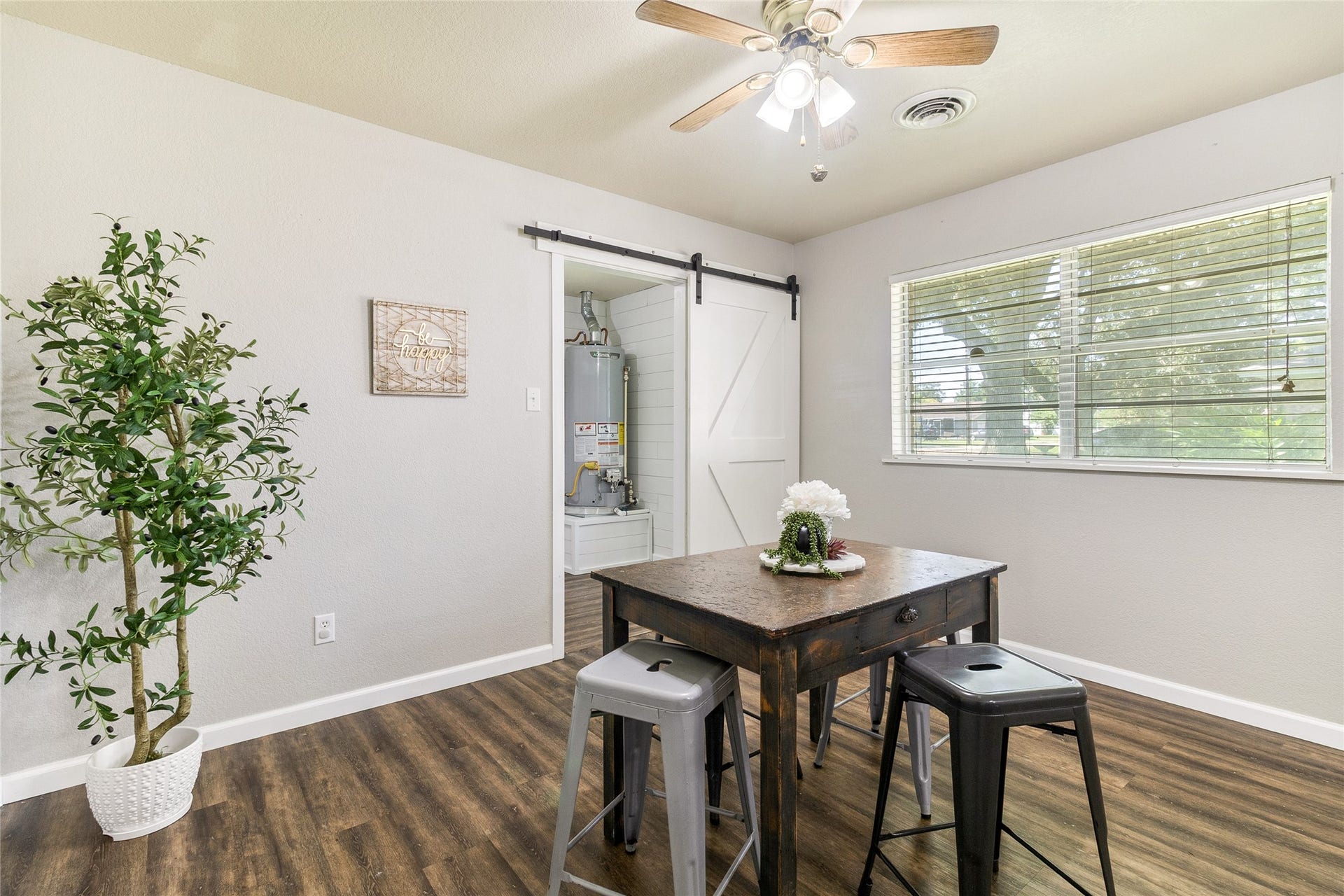 404 S 14th Street, West Columbia, TX 77486 Breakfast nook (12x11) offers room for casual dining beside a wide window, with a newly added sliding barn door separating the adjoining mudroom.