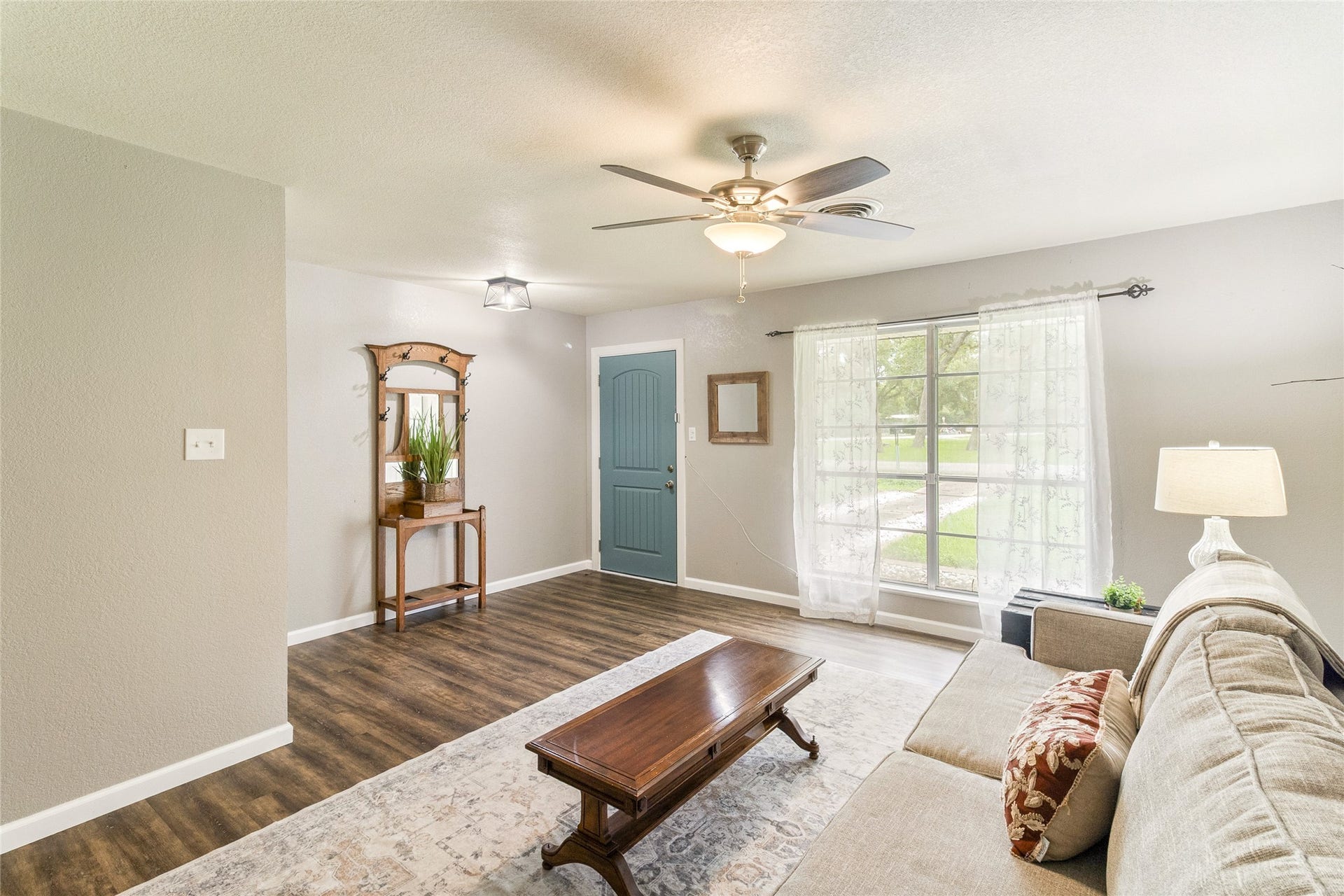 404 S 14th Street, West Columbia, TX 77486 With a separate family room for everyday gathering, this front flex space can serve as a home office, playroom or additional sitting area.