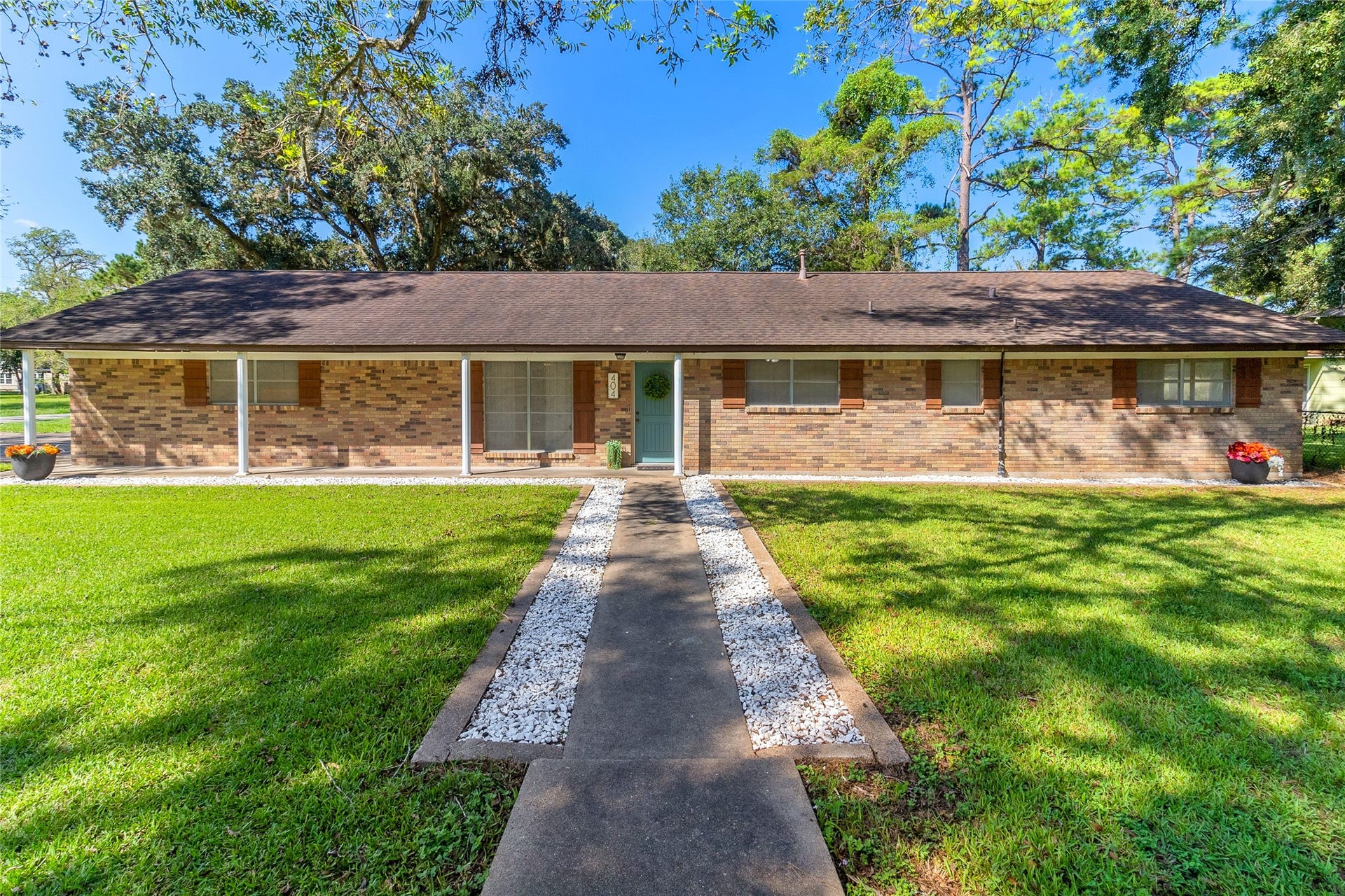 404 S 14th Street, West Columbia, TX 77486 Coffee at Kates on 17th, dinner at Margarita Jones or a sweet stop at Lucys Sips + Sweetsnearby local favorites all within minutes of your future doorstep.