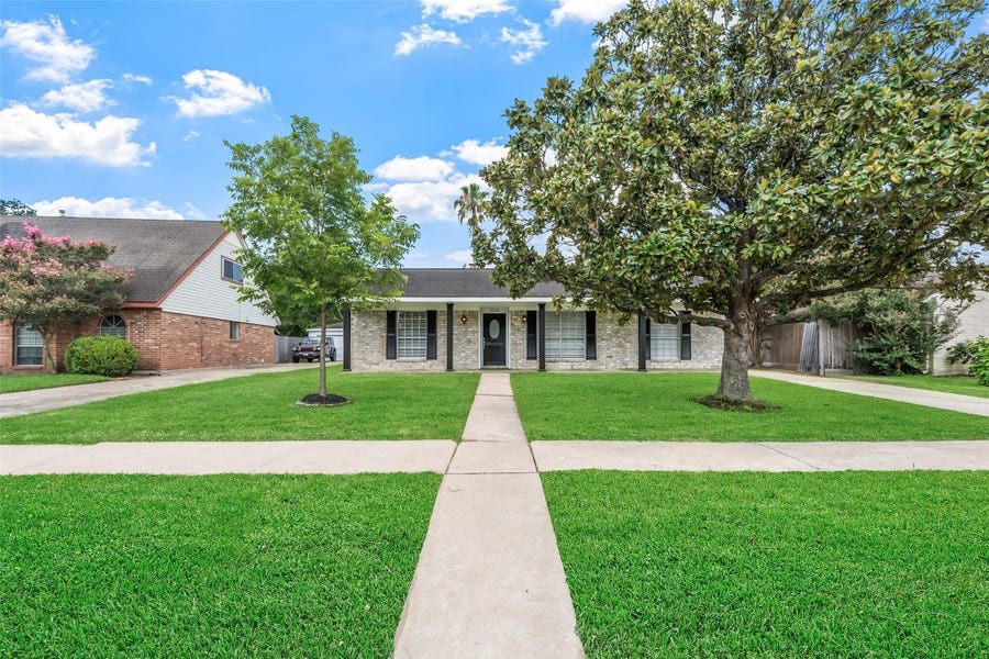 Property photo for 12018 Mulholland Drive, Meadows Place, TX