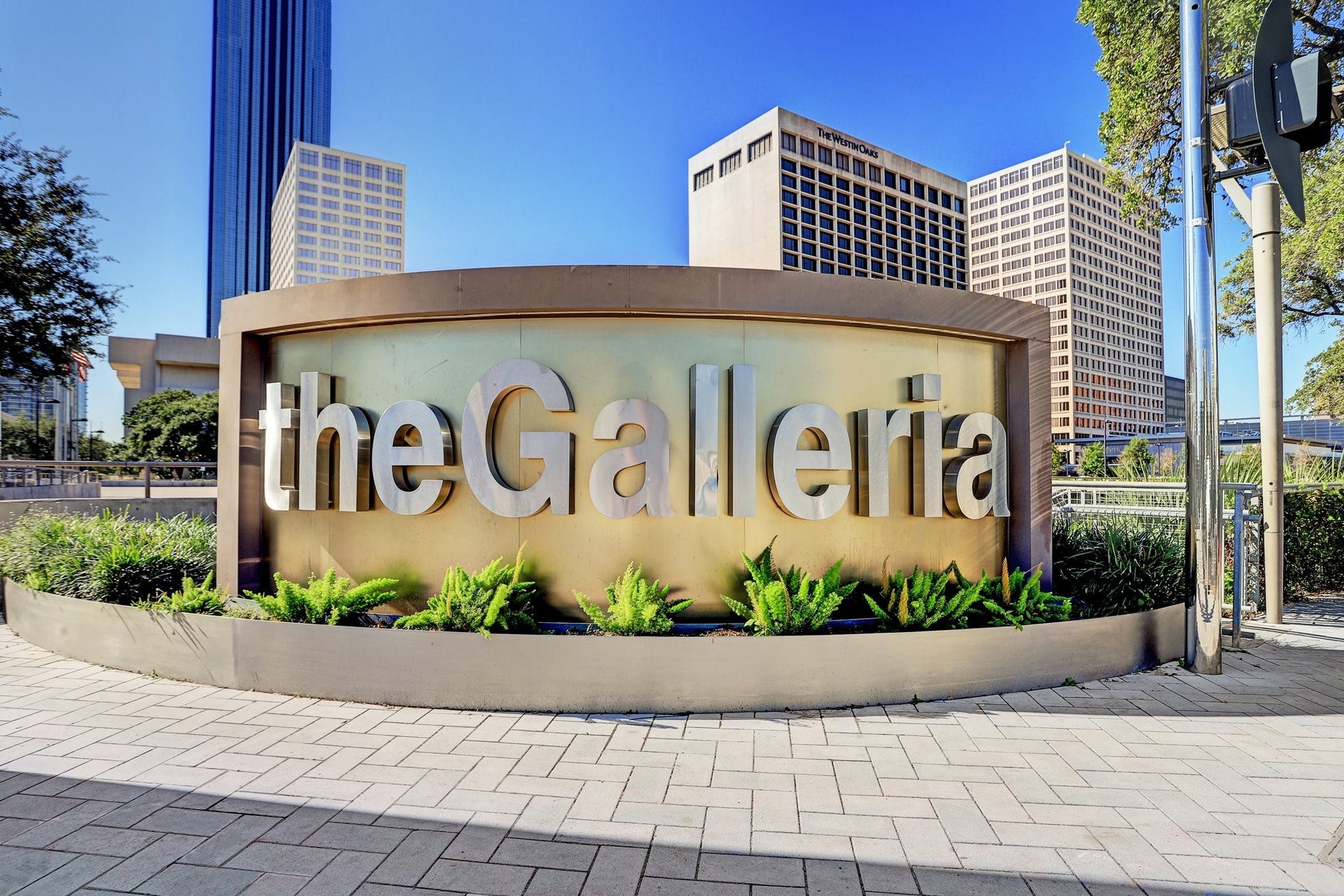 Galleria mall & uptown park are just a short drive to lots of shopping & fine dining.