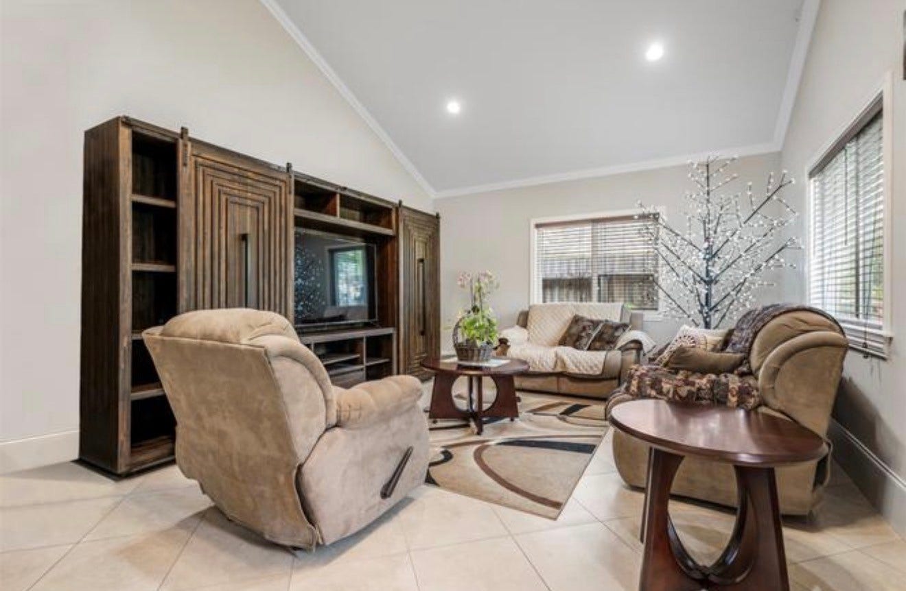2526 Perez Road, Pasadena, TX 77502 living room