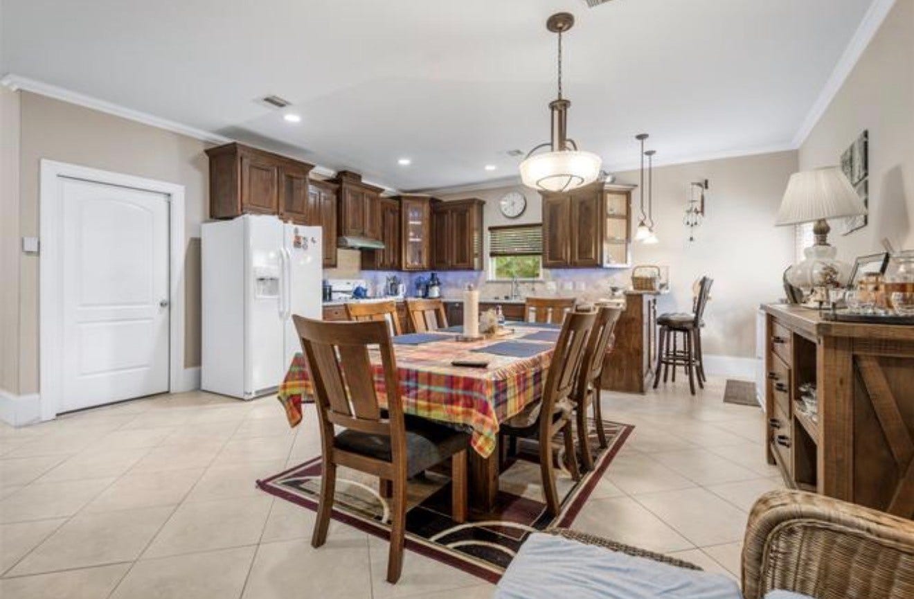 2526 Perez Road, Pasadena, TX 77502 breakfast area