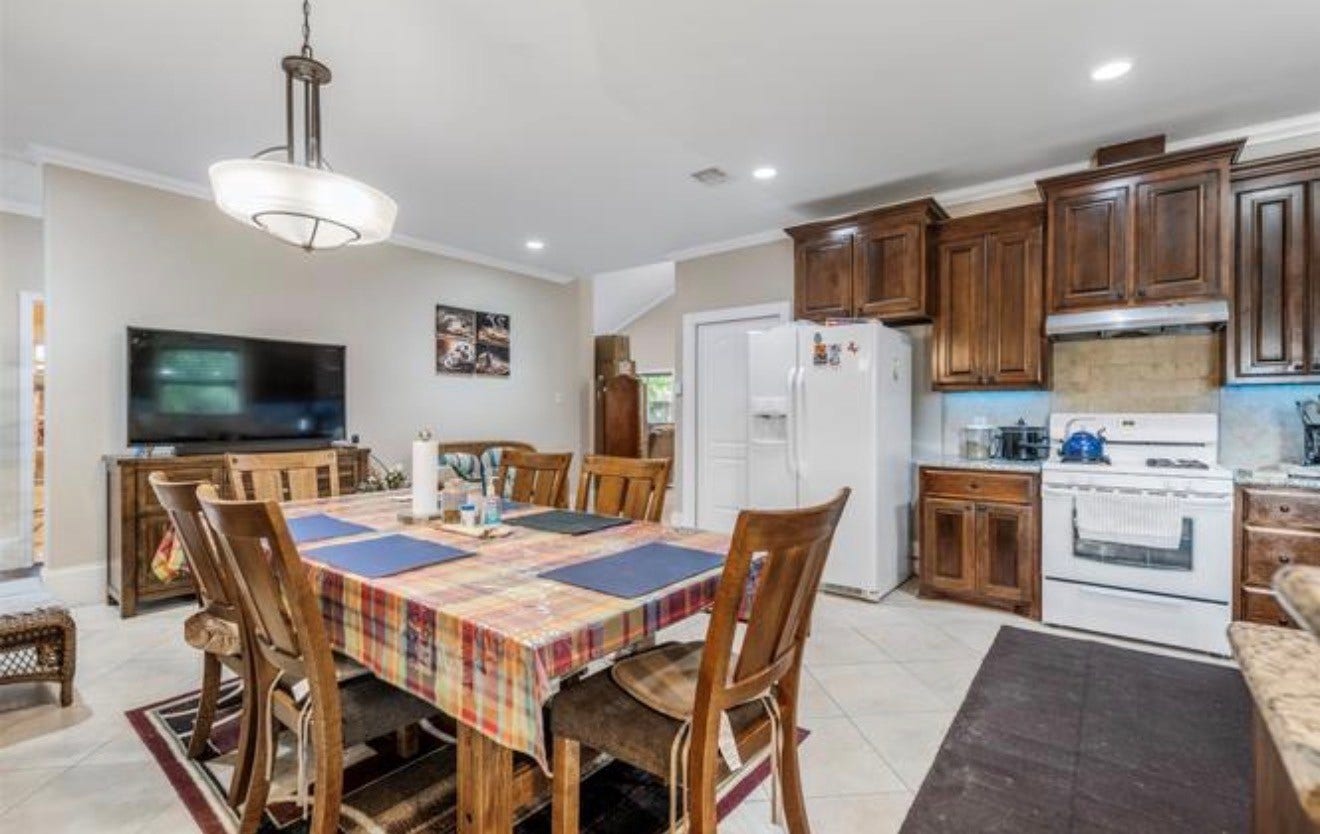 2526 Perez Road, Pasadena, TX 77502 breakfast area