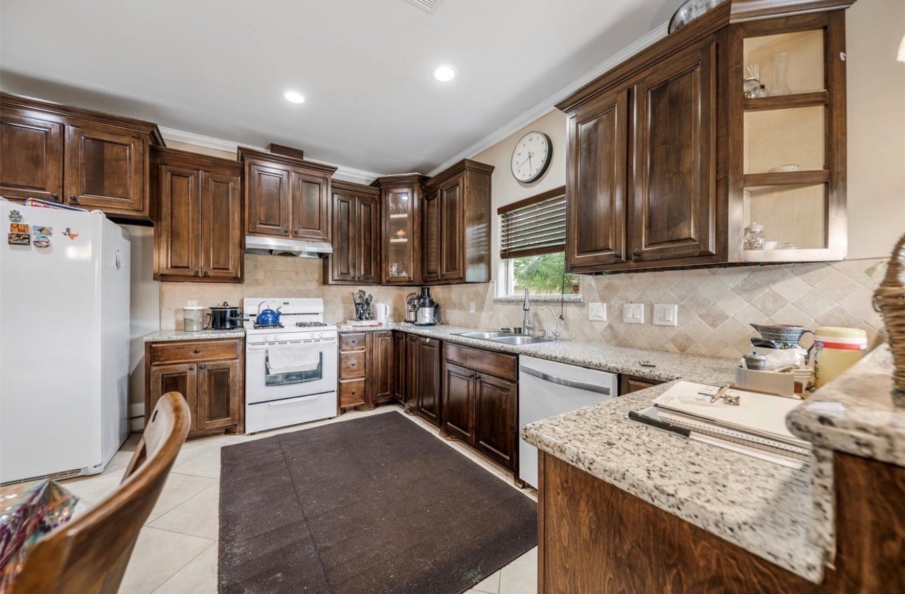 2526 Perez Road, Pasadena, TX 77502 kitchen