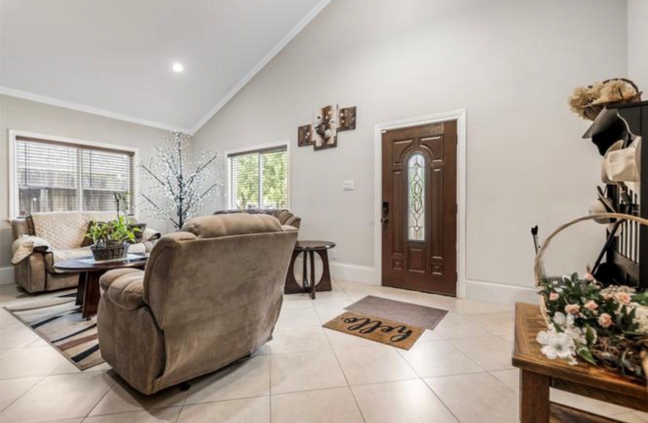 2526 Perez Road, Pasadena, TX 77502 living room area