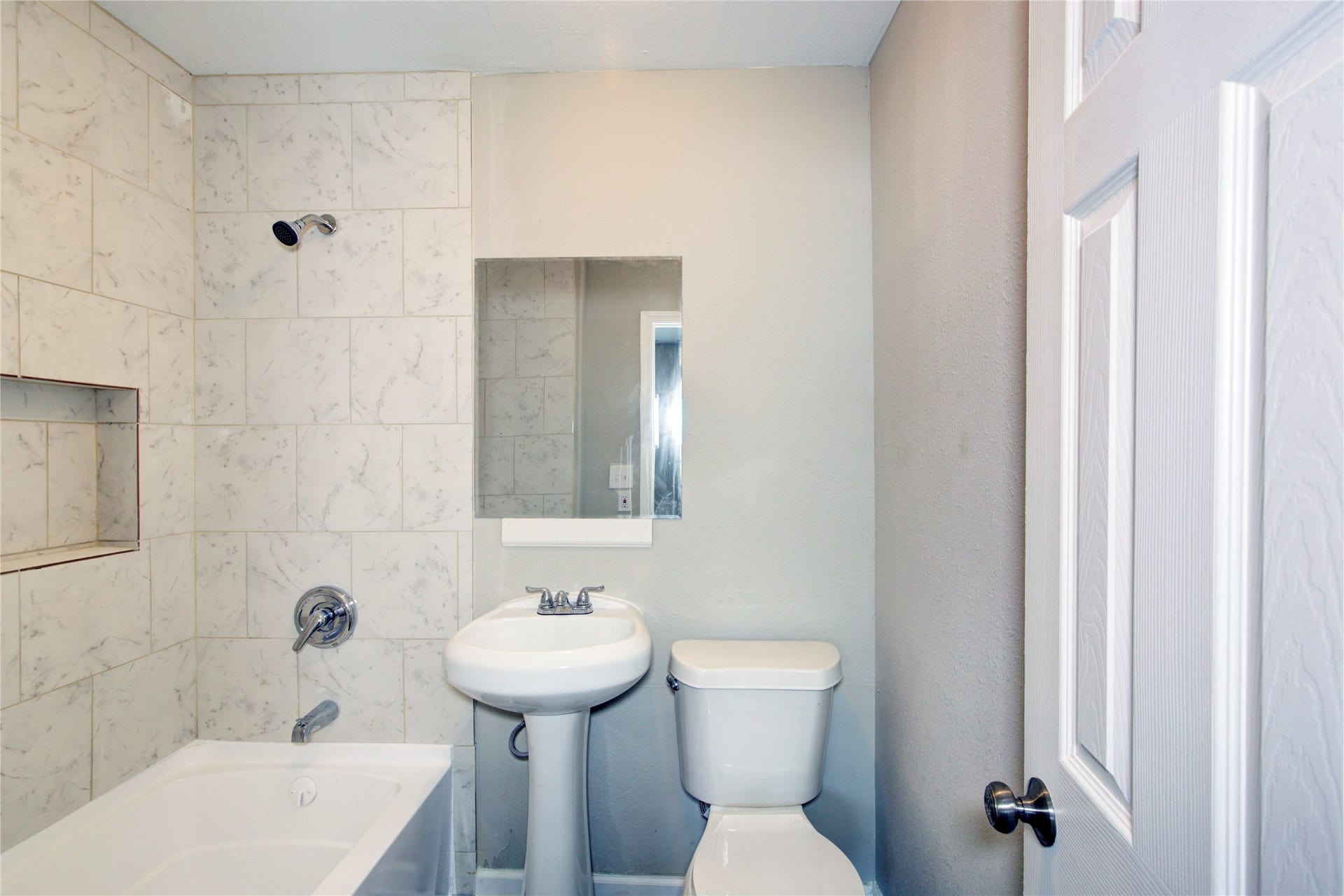 5406 Bataan Road, Houston, TX 77033 Master en suite bathroom