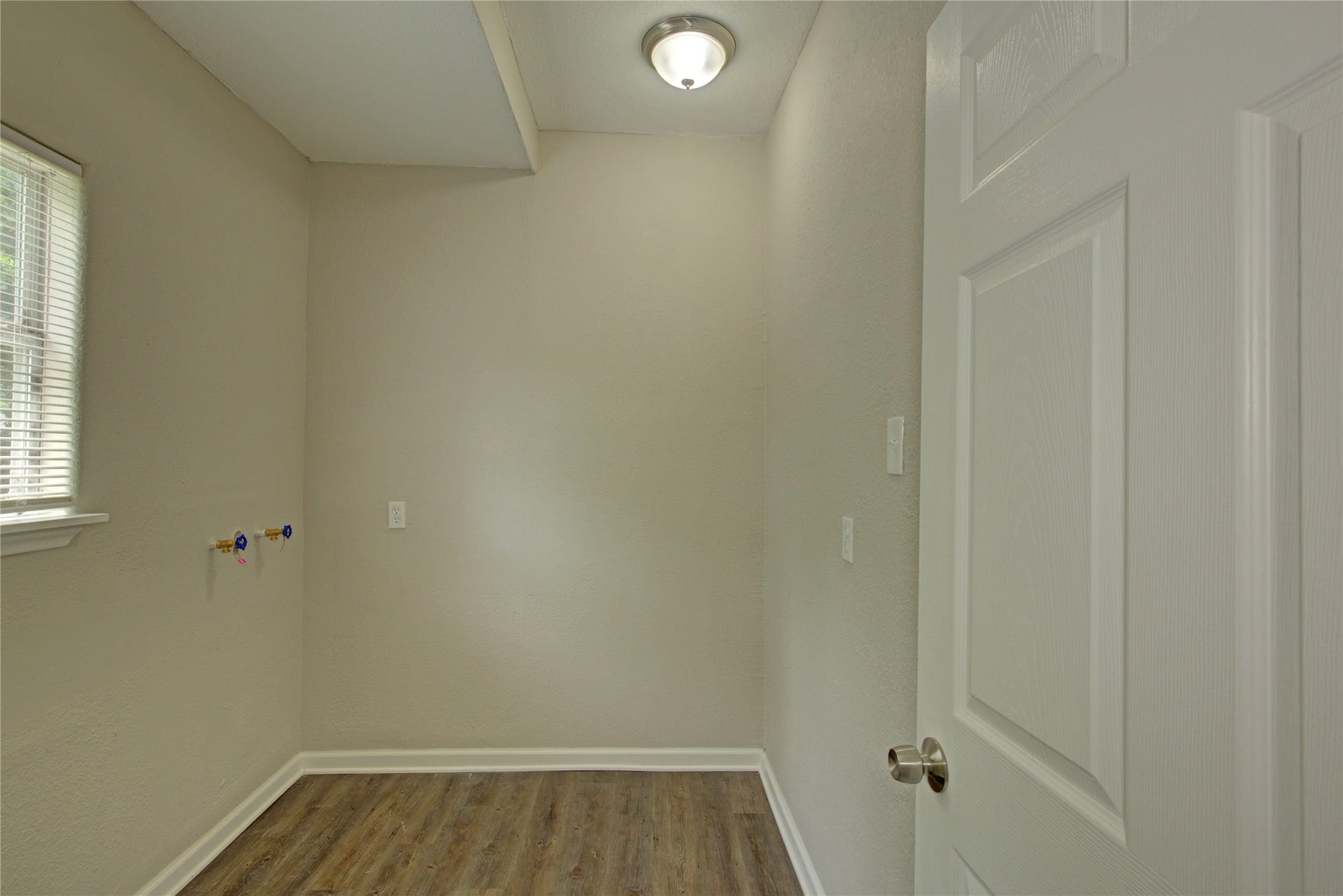 5406 Bataan Road, Houston, TX 77033 Laundry