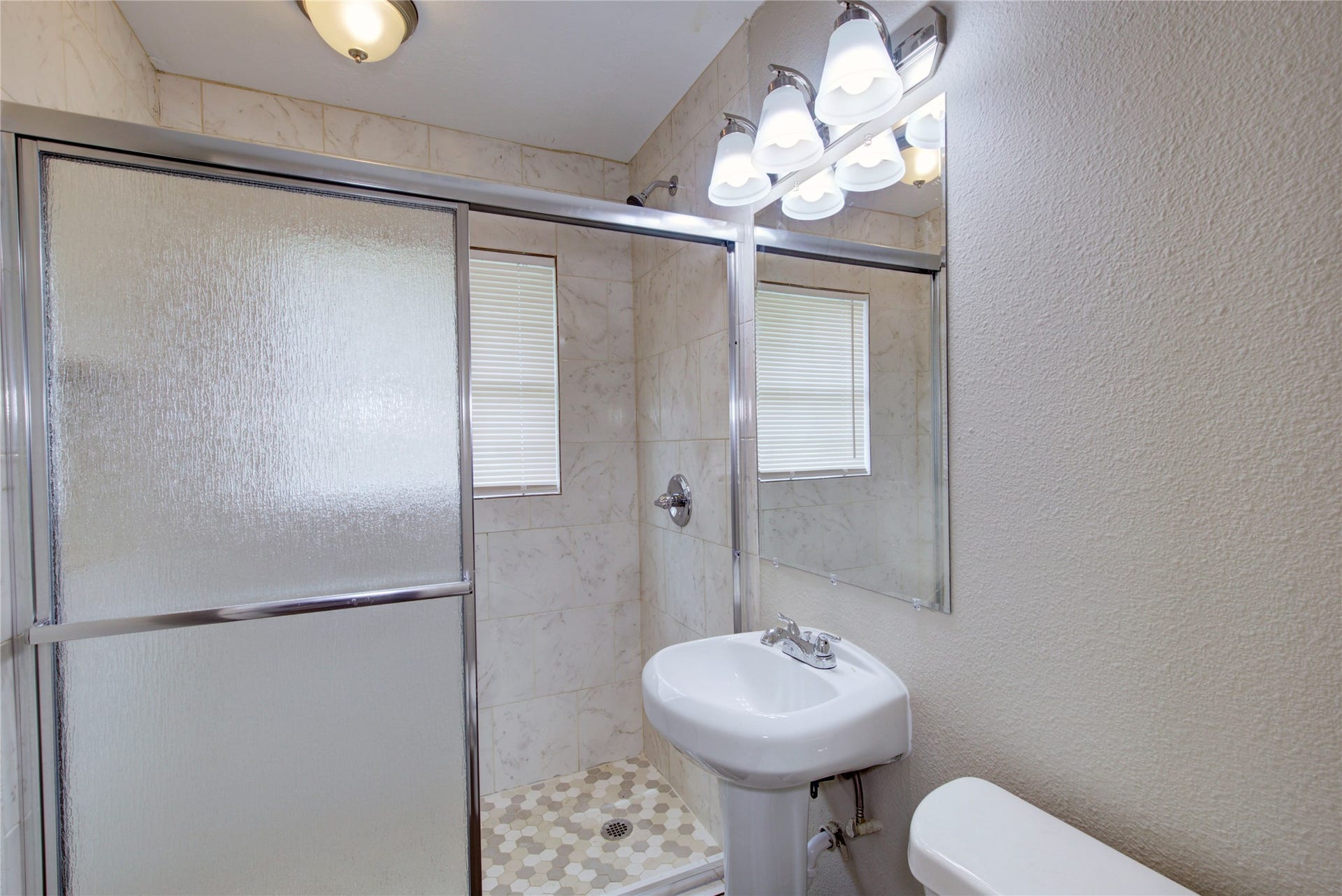 5406 Bataan Road, Houston, TX 77033 Bathroom 2