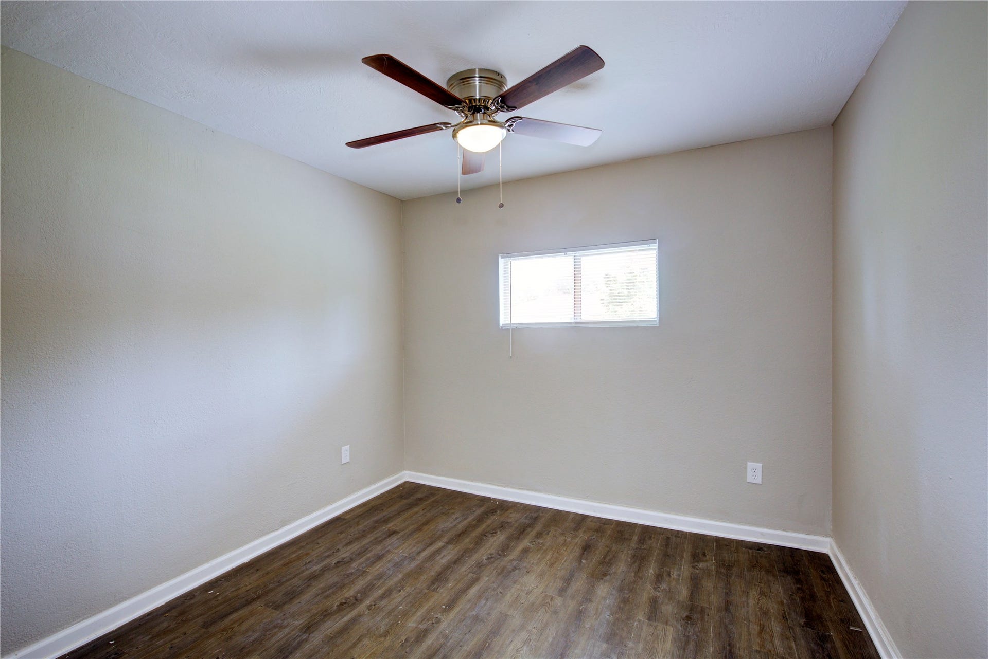 5406 Bataan Road, Houston, TX 77033 Master bedroom
