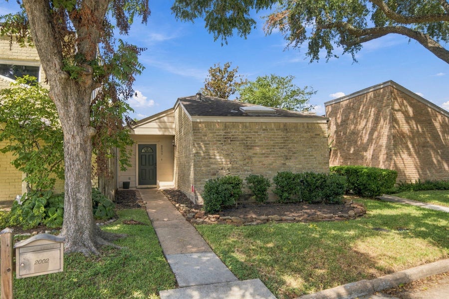 Property photo for 2002 Courtney Lane Drive, Houston, TX