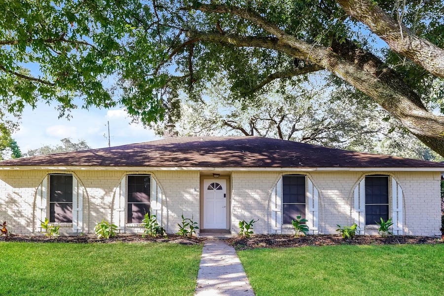 Property photo for 16738 Barcelona Drive, Friendswood, TX