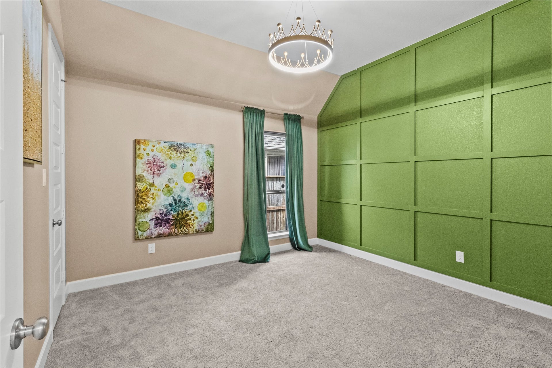 9934 Starry Night Lane, Manvel, TX 77578 A bright room featuring a striking green accent wall, plush carpet, and a stylish chandelier, perfect for a cozy and inviting space.