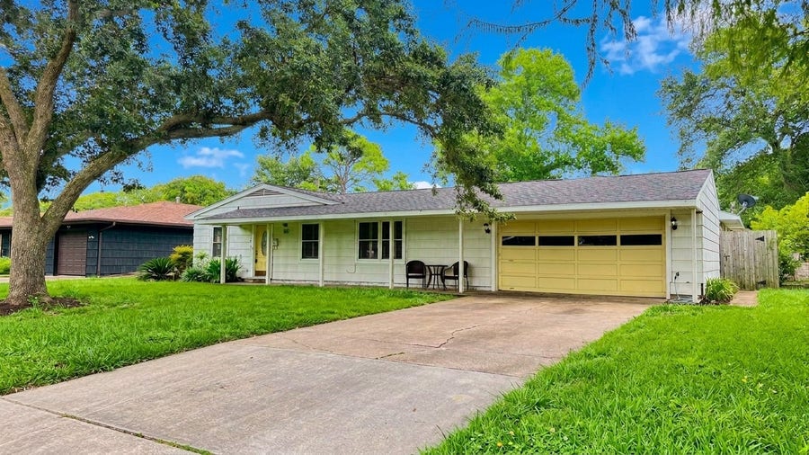 Property photo for 321 20th Avenue N, Texas City, TX