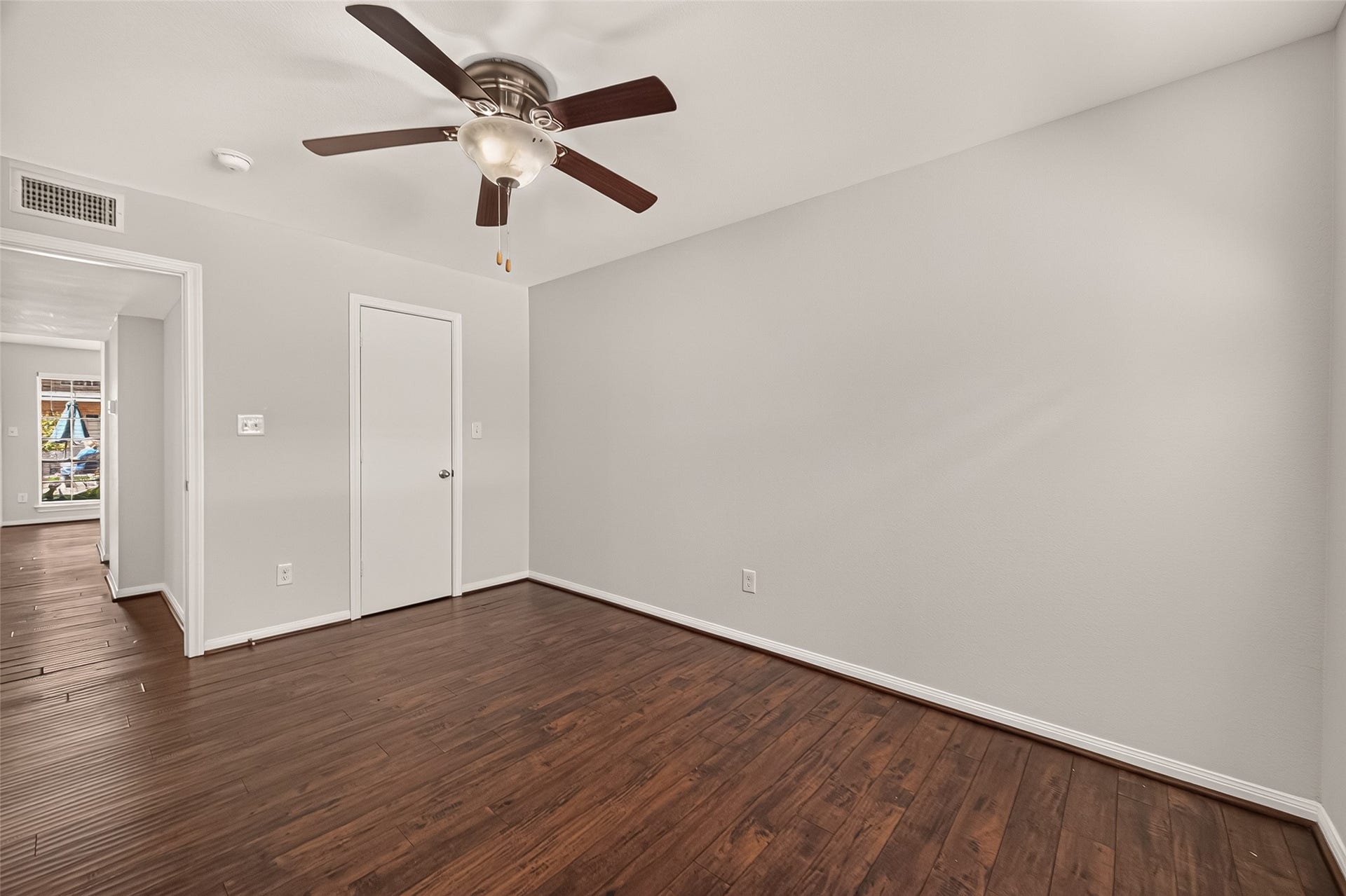 5343 Richmond Avenue, #4, Houston, TX 77056 Inviting room with sleek hardwood flooring, neutral walls, and a ceiling fan, offering a versatile space suitable for any design style.
