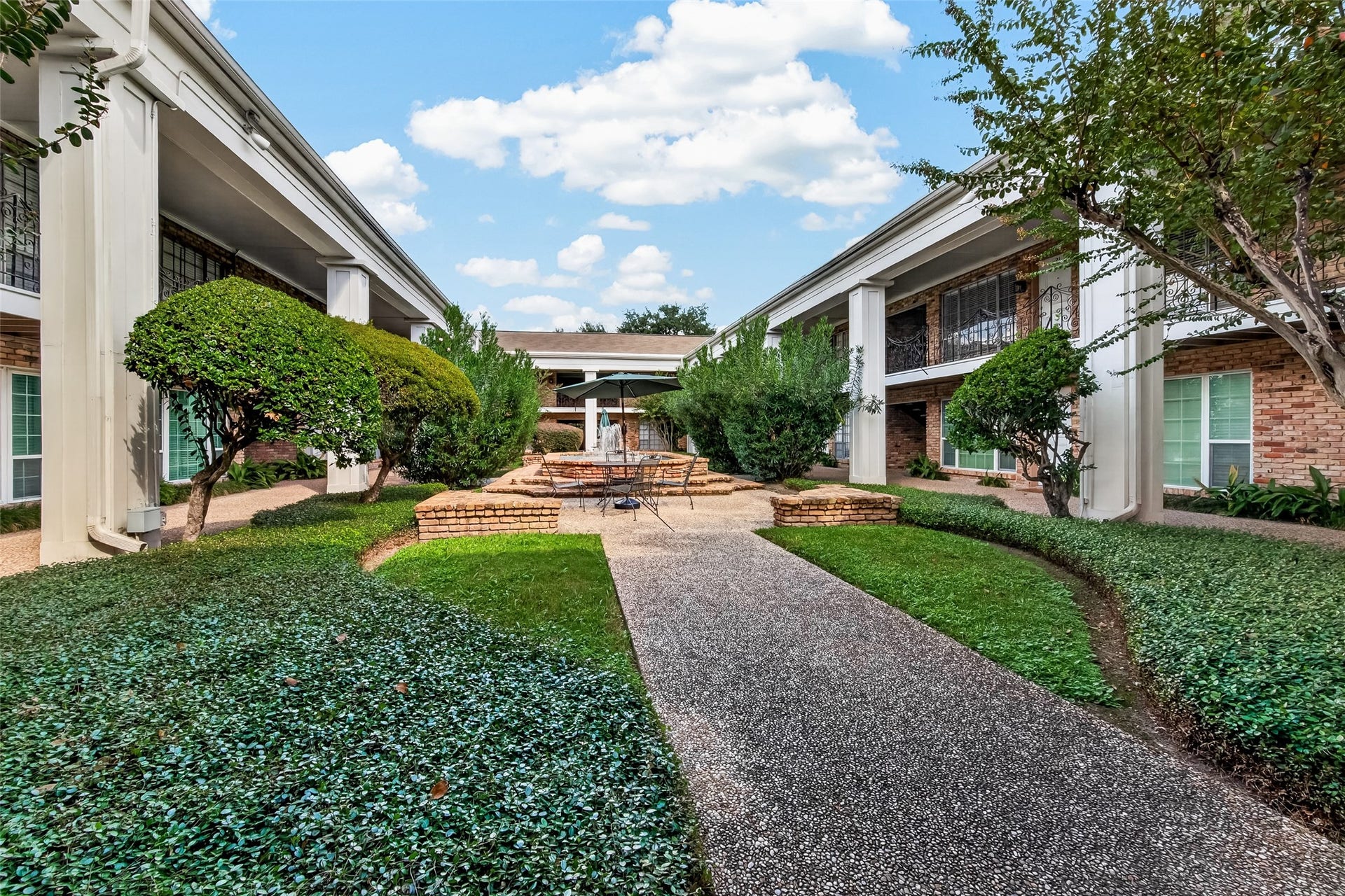 5343 Richmond Avenue, #4, Houston, TX 77056 Charming courtyard setting with manicured landscaping, featuring a central seating area and elegant architectural details.