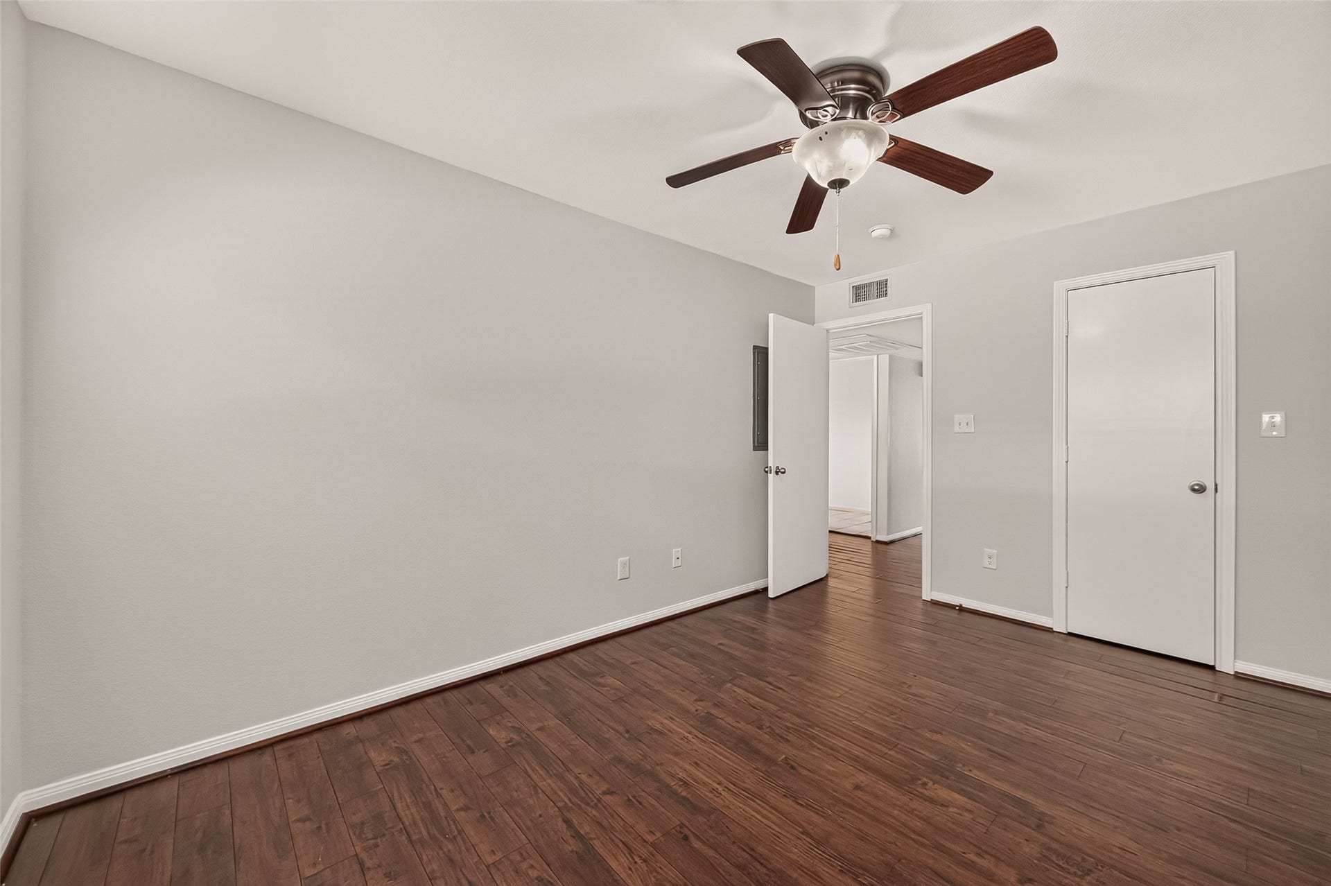 5343 Richmond Avenue, #4, Houston, TX 77056 Spacious room with rich hardwood flooring, neutral walls, and a ceiling fan for added comfort.