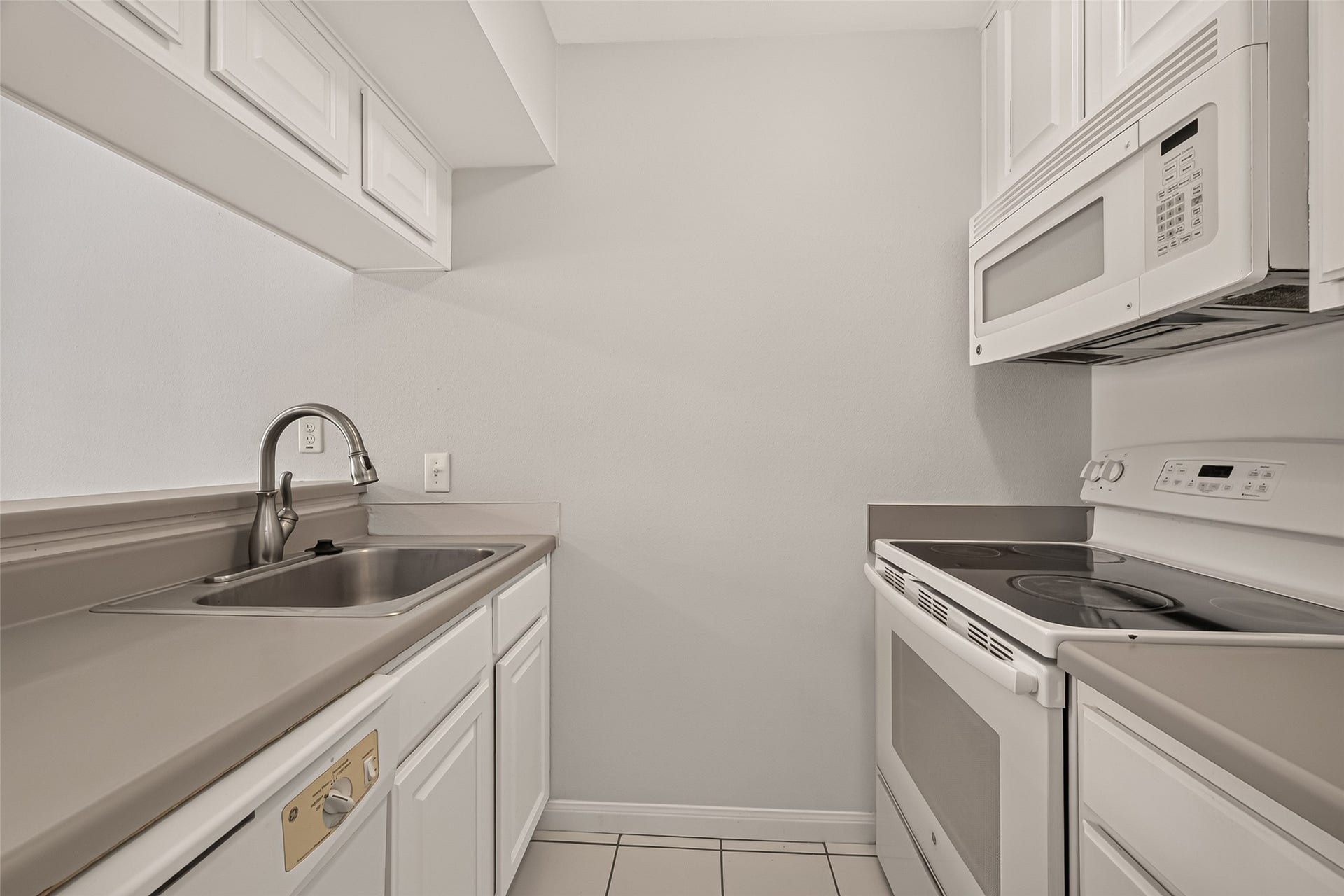 5343 Richmond Avenue, #4, Houston, TX 77056 Charming and efficient kitchen with sleek appliances, ample cabinetry, and a convenient layout for easy meal preparation.