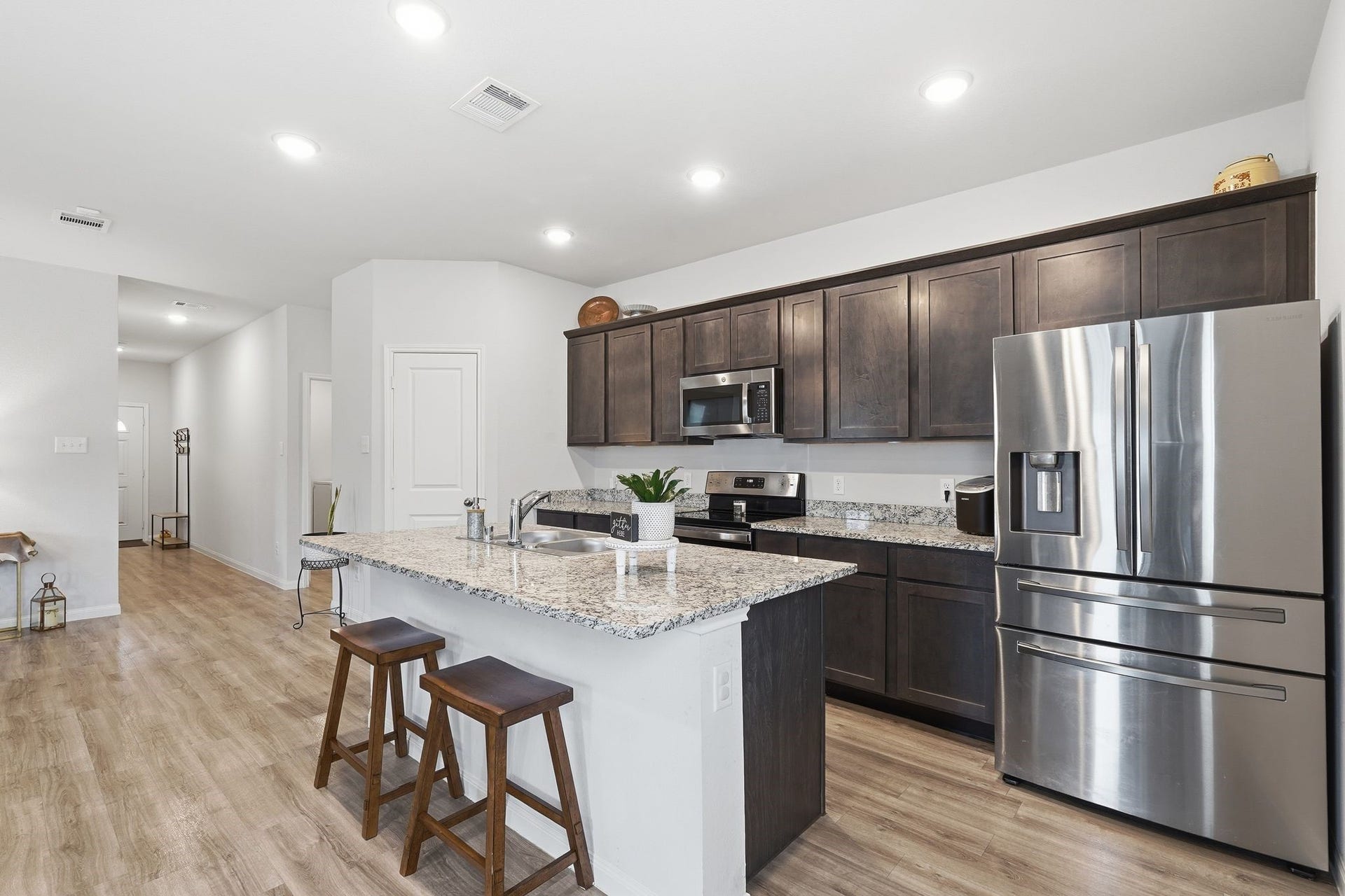 26582 Armadillo Drive, Hempstead, TX 77445 Kitchen area with breakfast area at island
