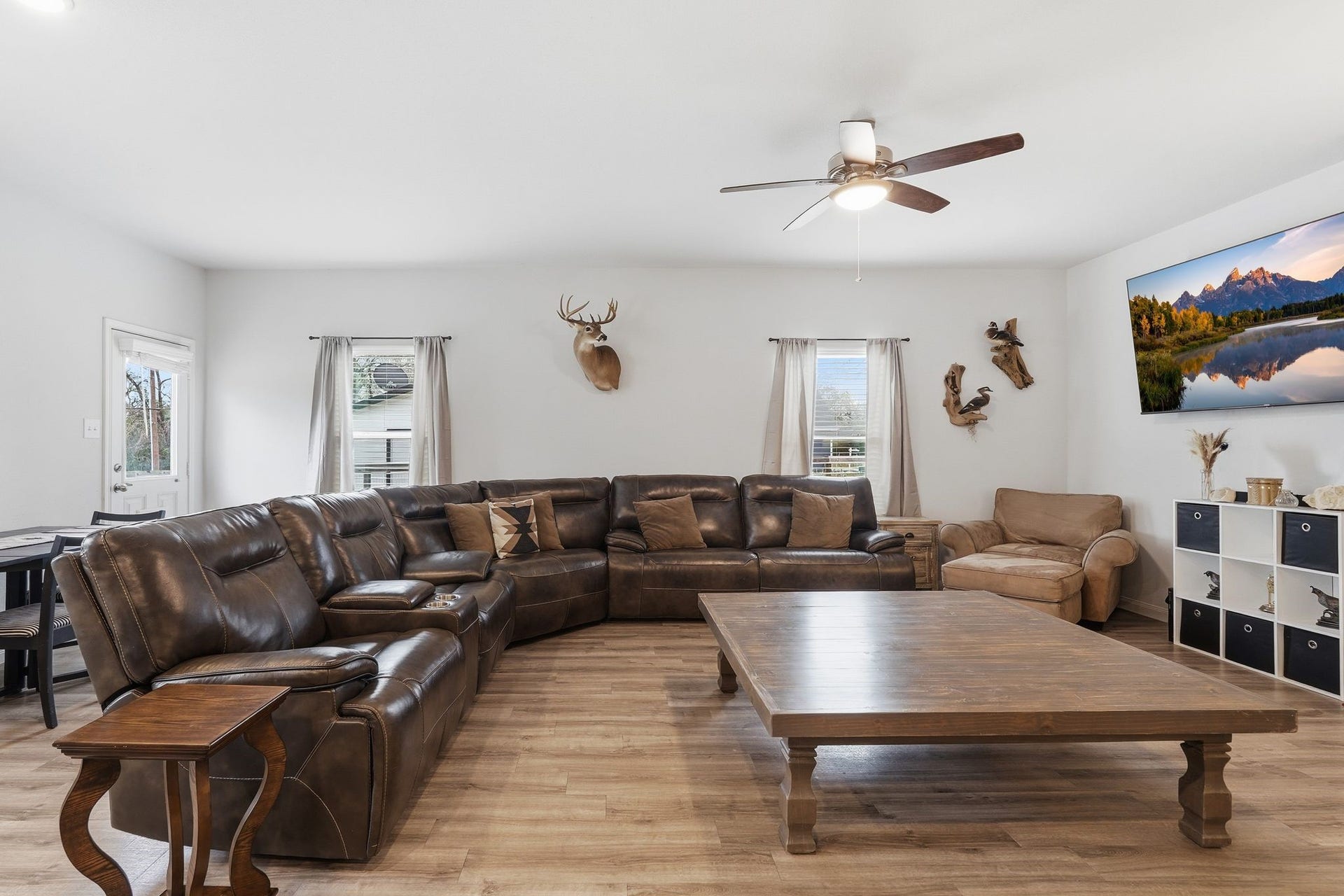 26582 Armadillo Drive, Hempstead, TX 77445 Plenty of room for entertaining and relaxing