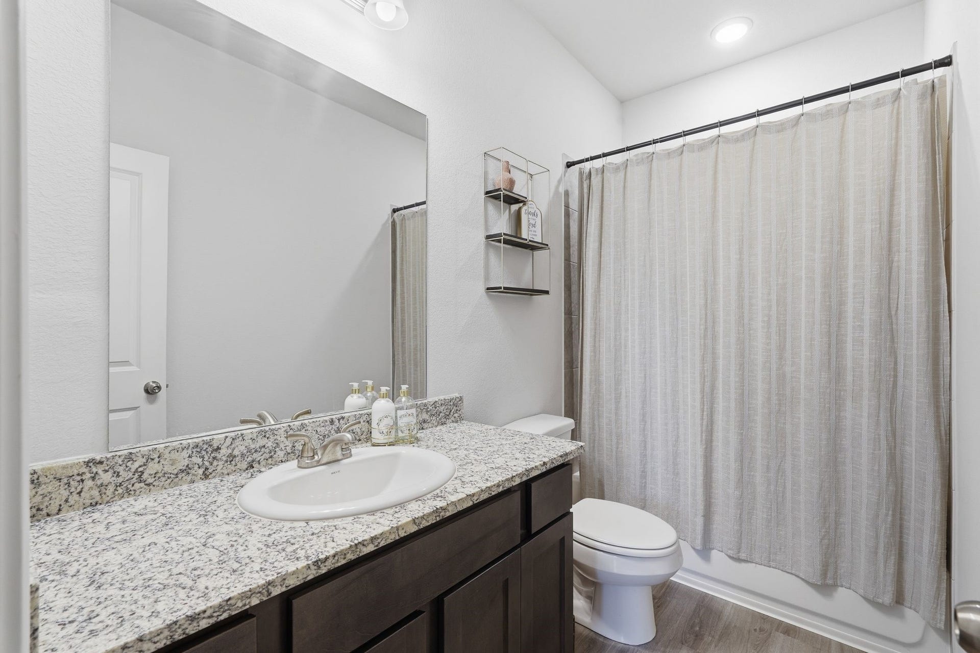26582 Armadillo Drive, Hempstead, TX 77445 Secondary bathroom