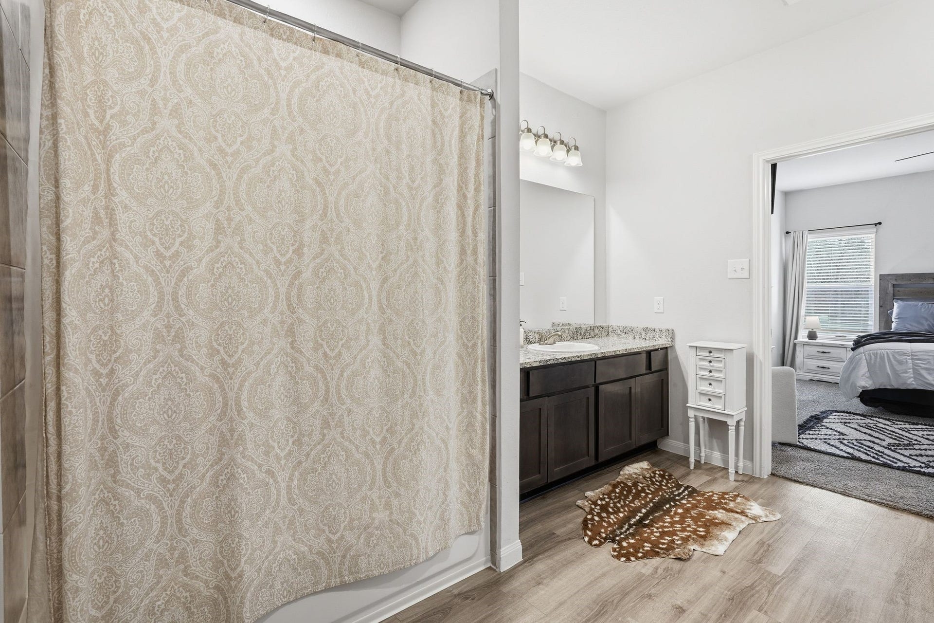 26582 Armadillo Drive, Hempstead, TX 77445 Large primary bathroom with double sinks and a shower and tub