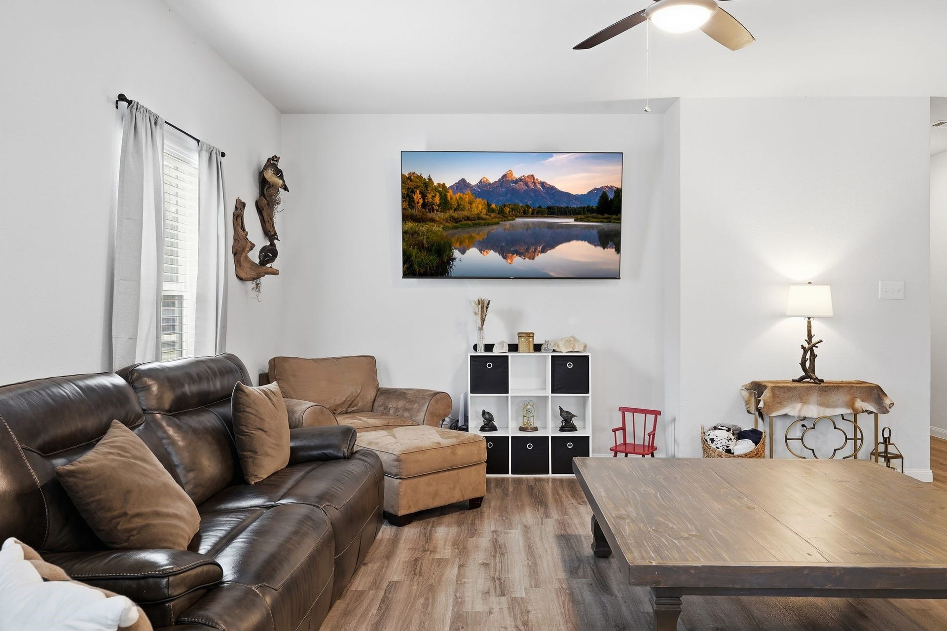 26582 Armadillo Drive, Hempstead, TX 77445 Plenty of room for entertaining and relaxing