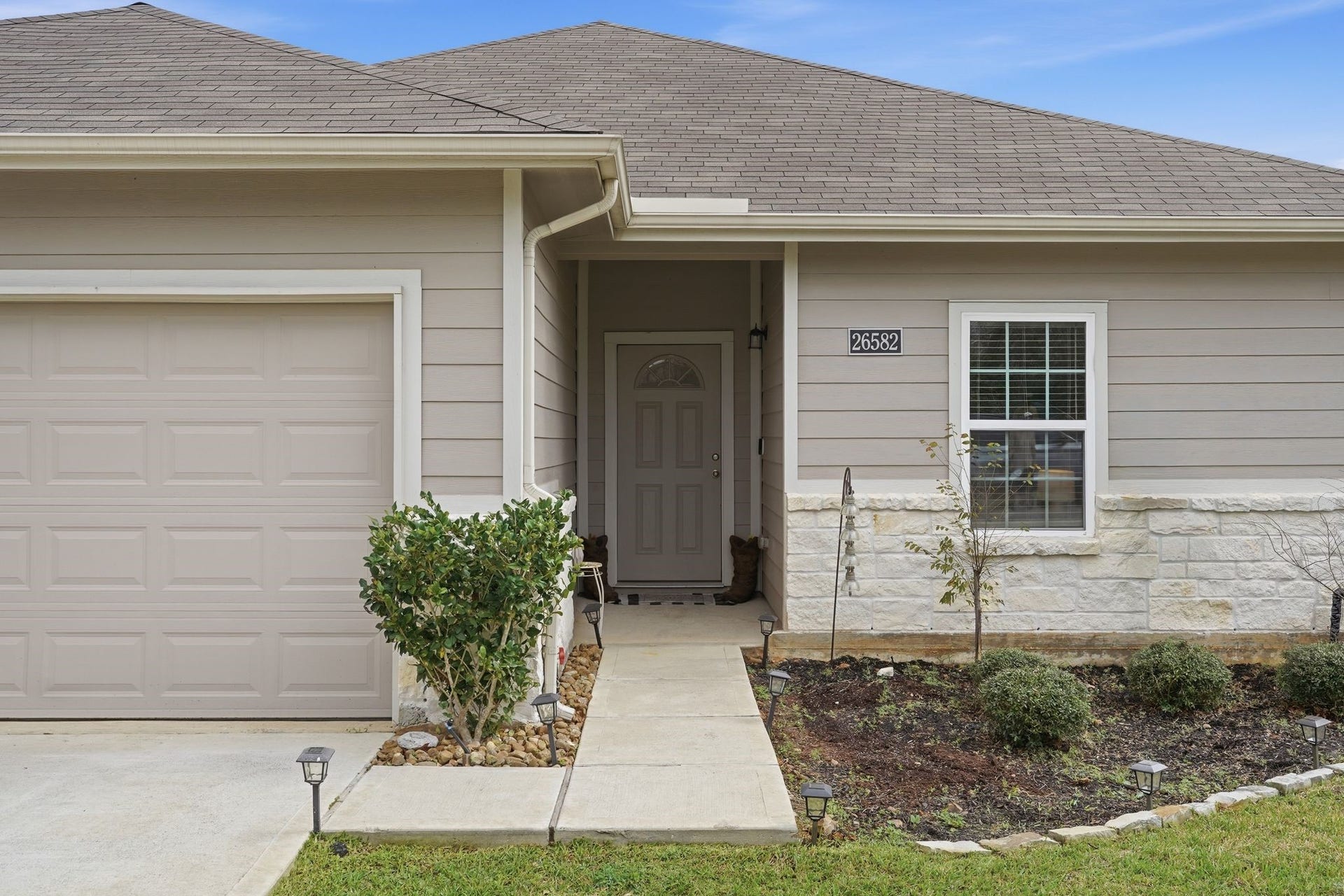 26582 Armadillo Drive, Hempstead, TX 77445 Front entryway
