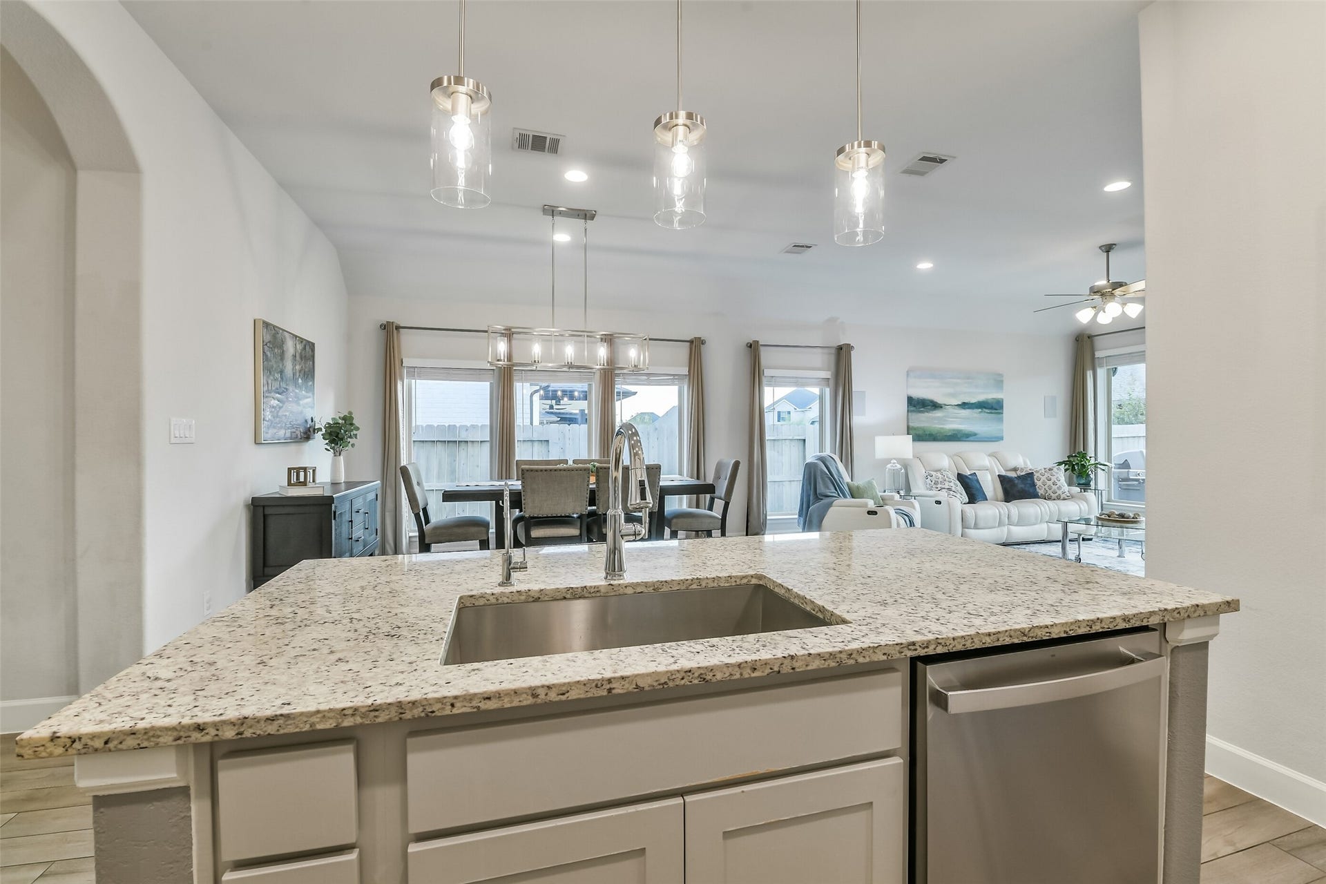 20815 Clydesdale Post Road, Tomball, TX 77377 This beautiful quartz island features custom pendant lights and a single-bowl sink.