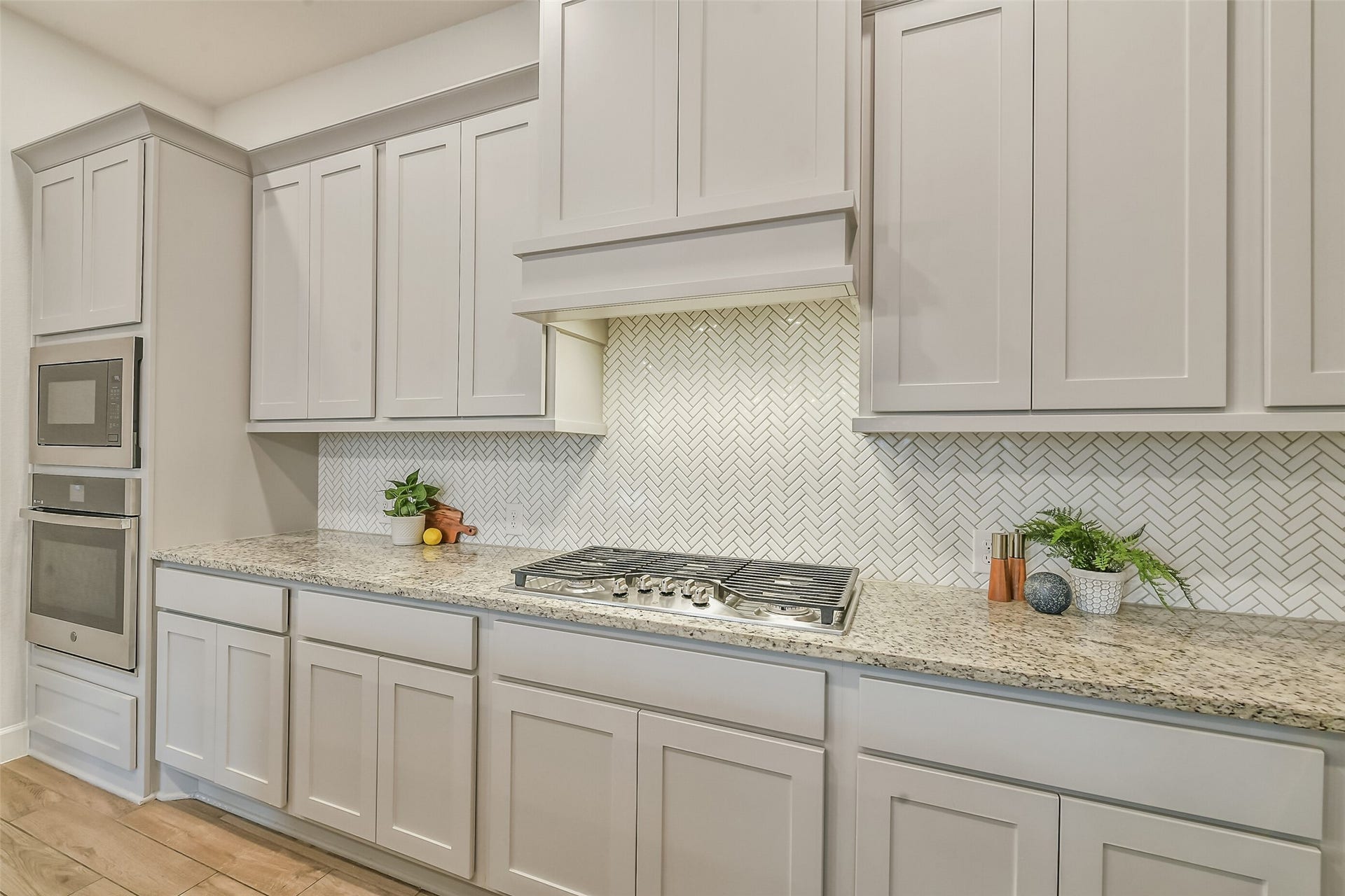 20815 Clydesdale Post Road, Tomball, TX 77377 The designer backsplash adds to the beauty of this home.