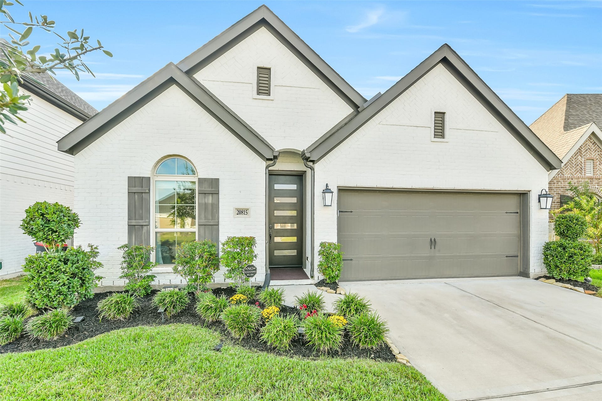 20815 Clydesdale Post Road, Tomball, TX 77377 This bright and spacious kitchen features a bar for extra seating and stainless steel appliances.