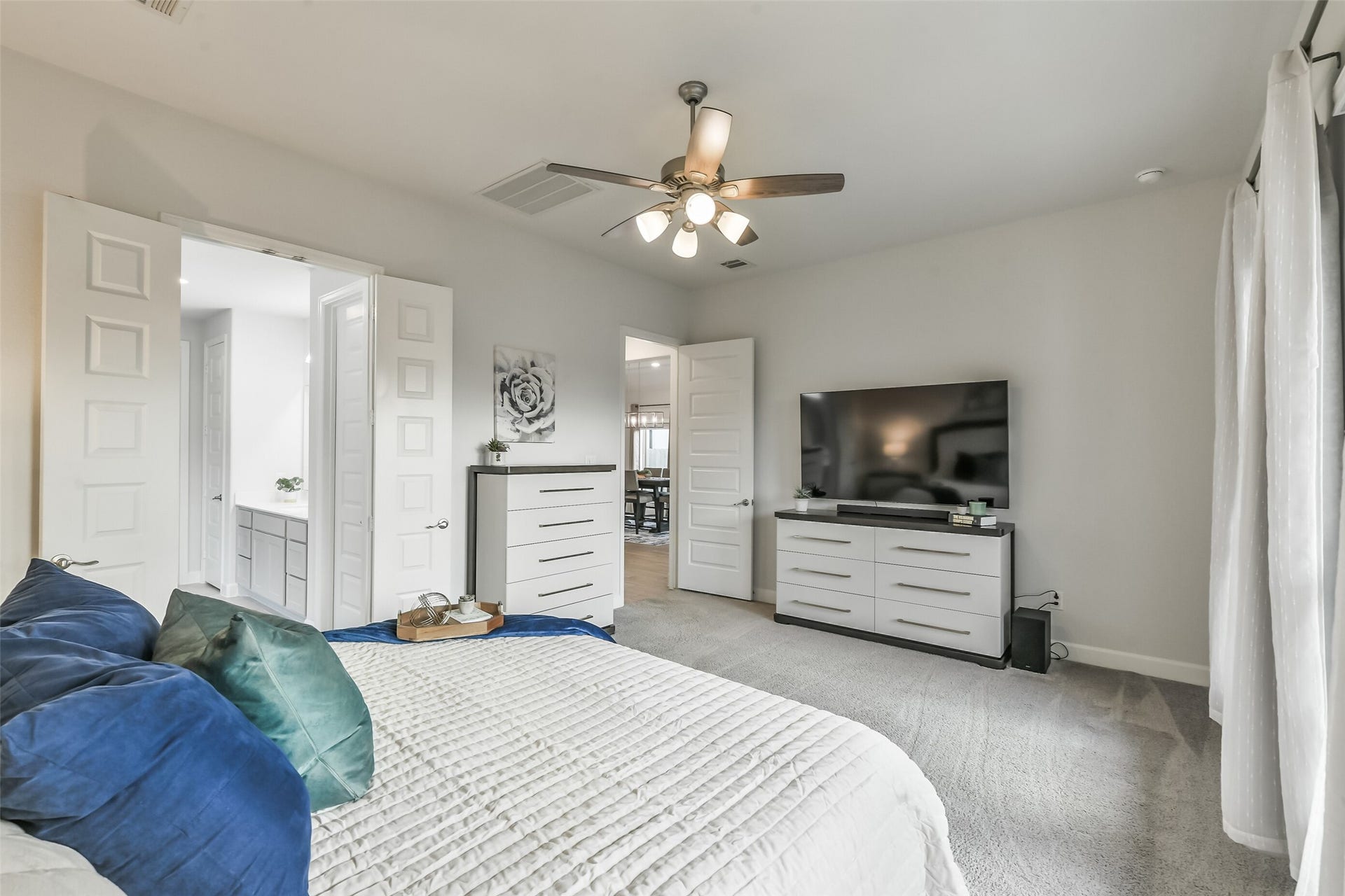 20815 Clydesdale Post Road, Tomball, TX 77377 This generous primary bedroom opens to a large ensuite bathroom.