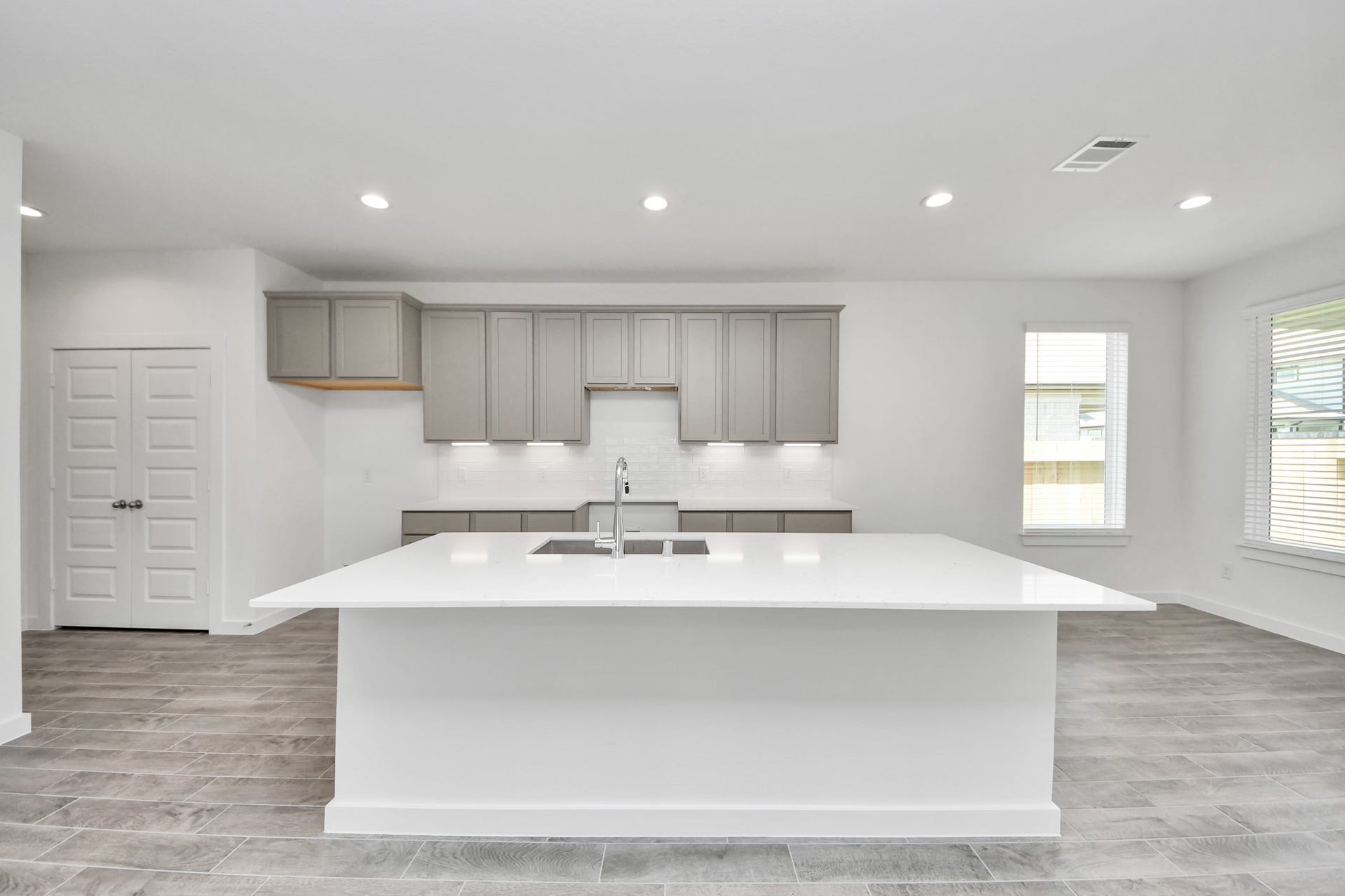 1021 Golden Glow Path, Magnolia, TX 77355 The kitchen is a culinary haven, featuring granite countertops, a tile backsplash, stainless steel appliances, 42 upper cabinets, and undercabinet lighting. Sample photo of completed home with similar floor plan. Actual colors and selections may vary.