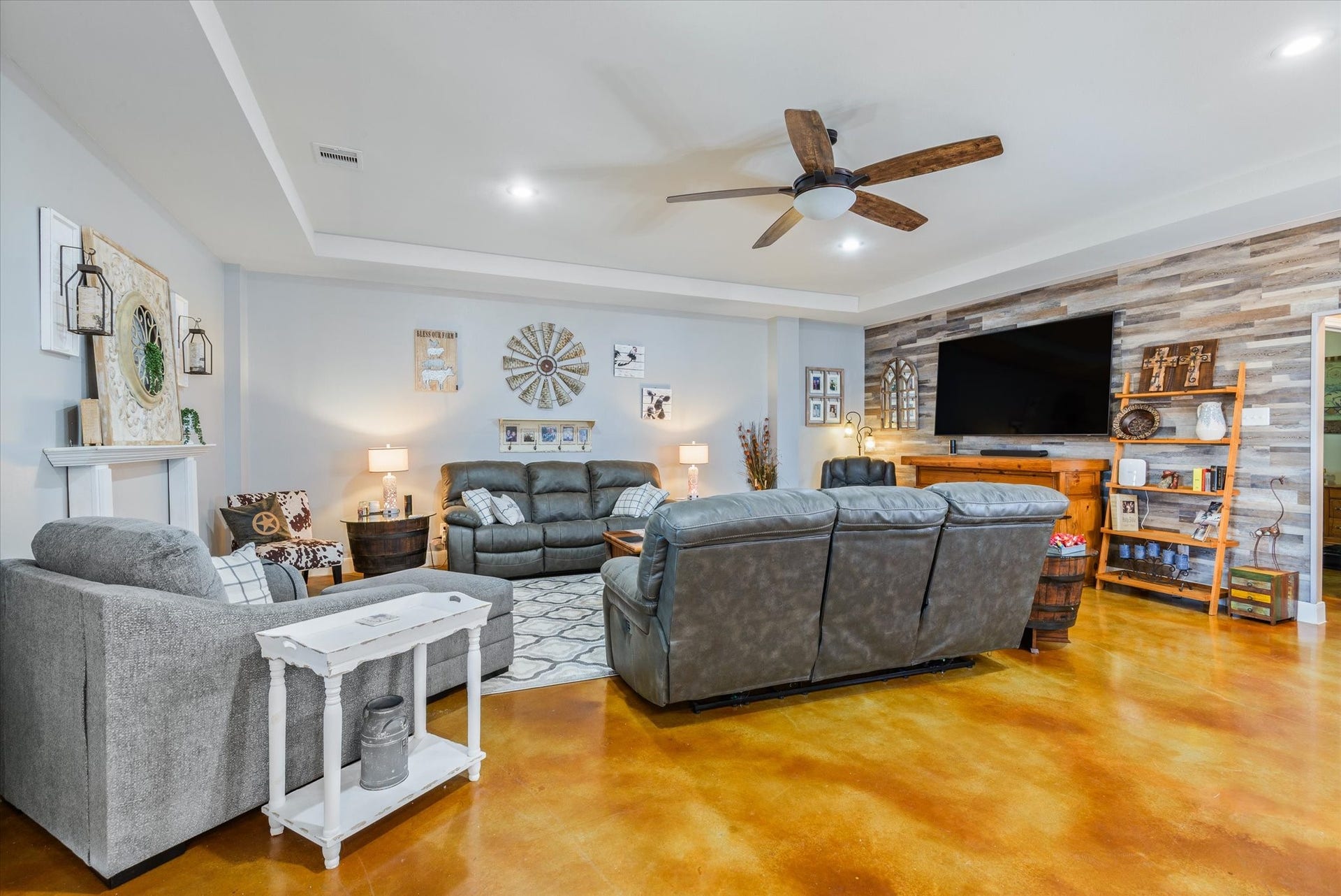 11578 28th Street, Santa Fe, TX 77510 Beautiful living area.