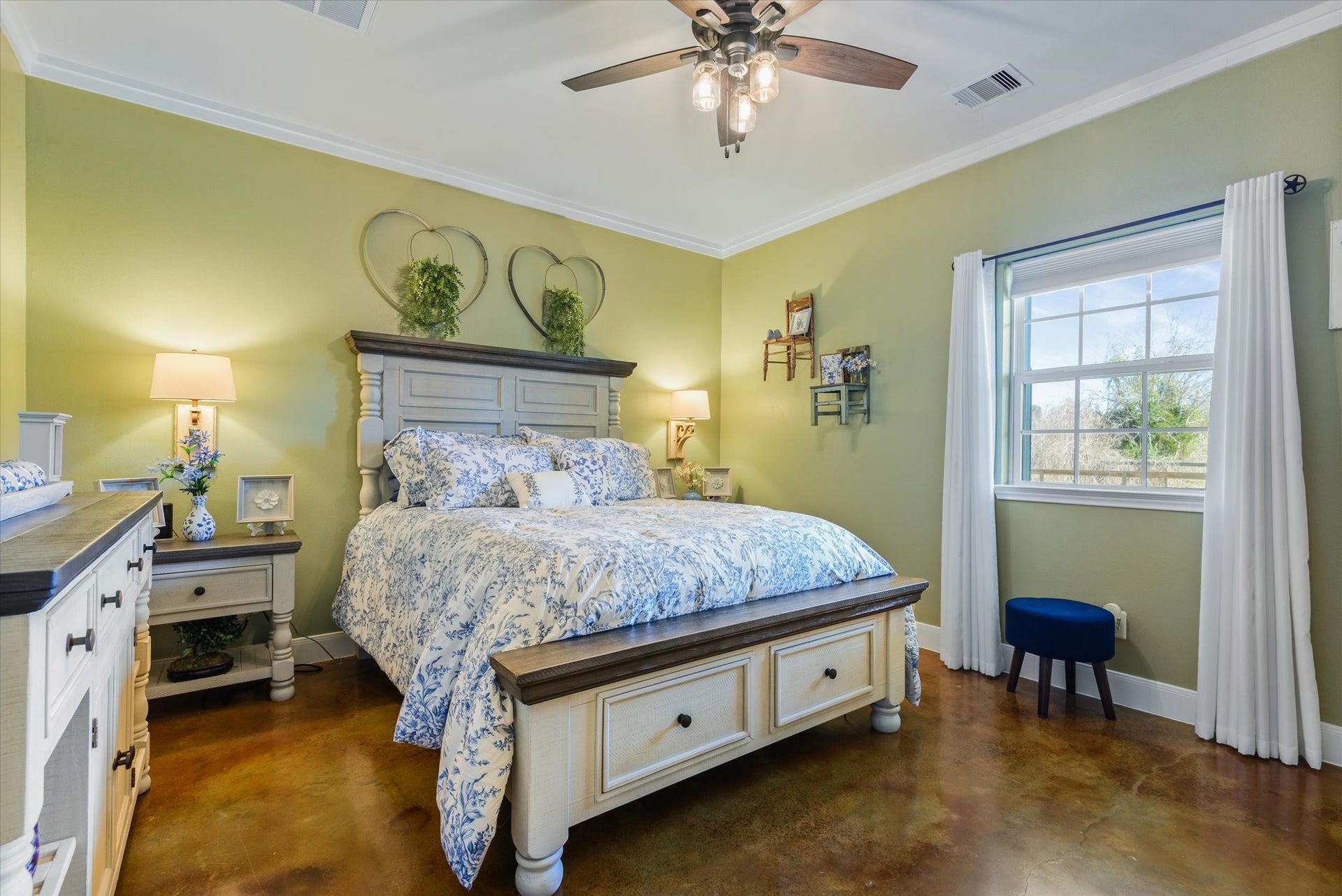 11578 28th Street, Santa Fe, TX 77510 Spacious primary bedroom.