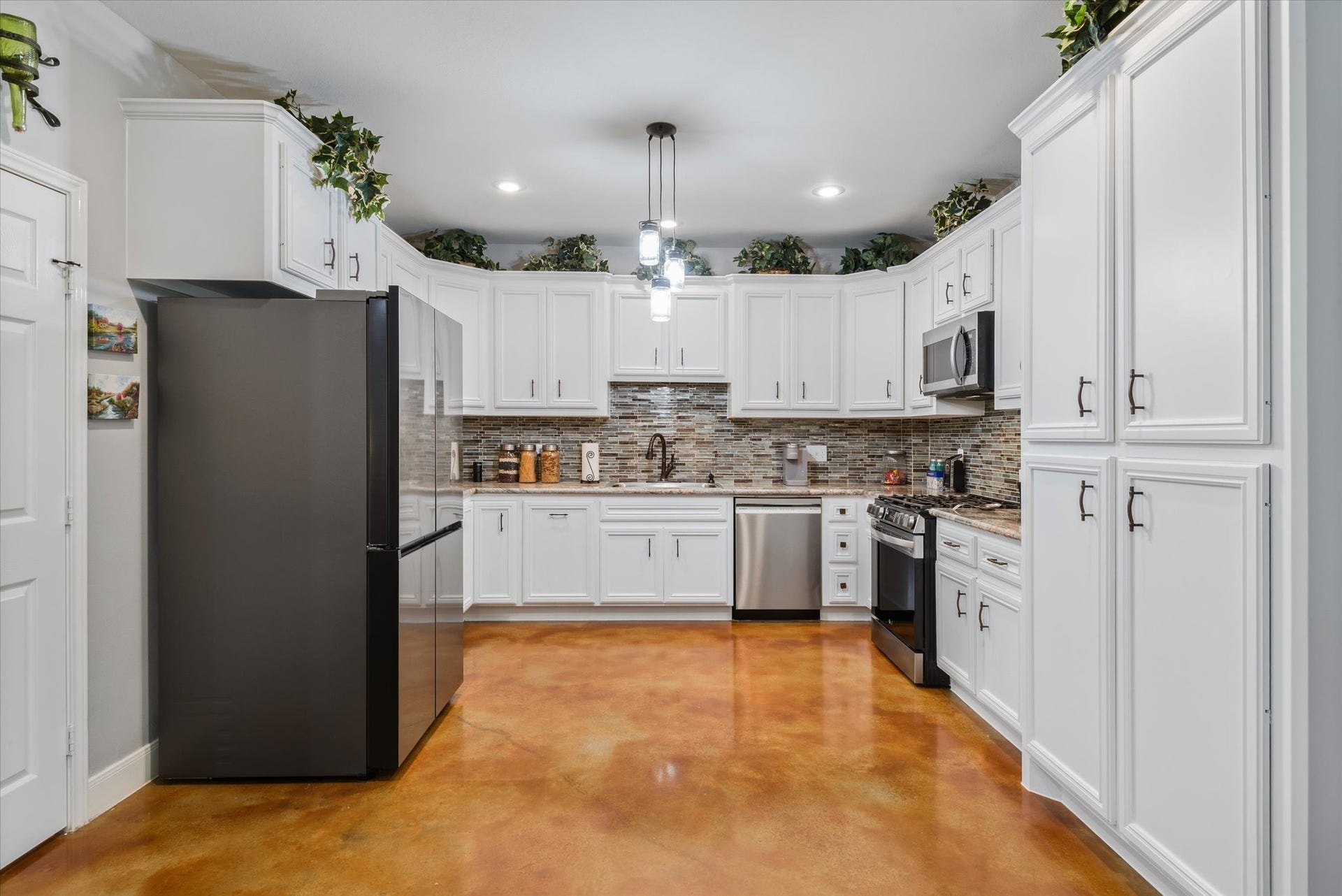 11578 28th Street, Santa Fe, TX 77510 Lots of counter space and plenty of storage in the kitchen.