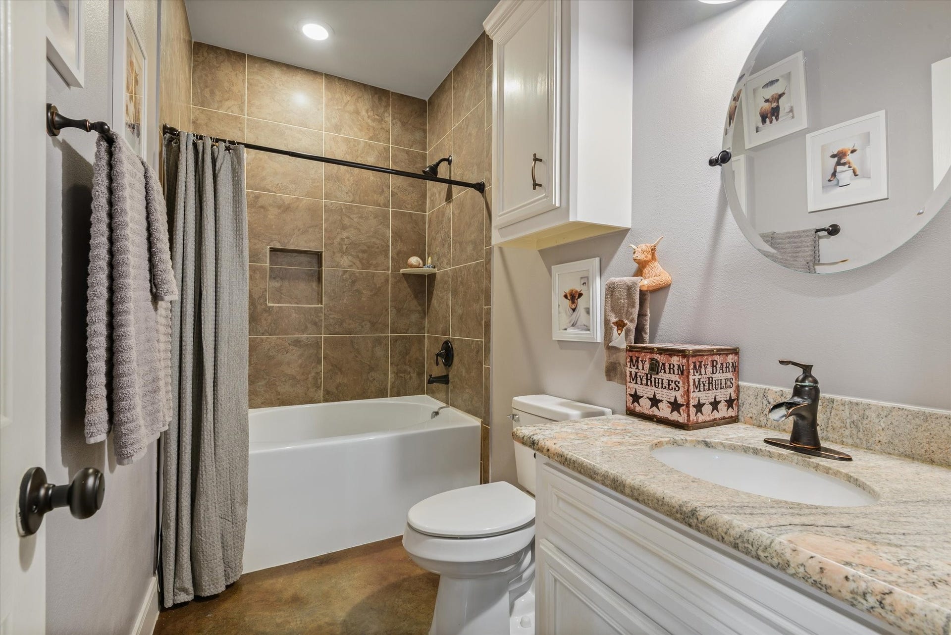 11578 28th Street, Santa Fe, TX 77510 Common bathroom with soaking tub/shower combo.