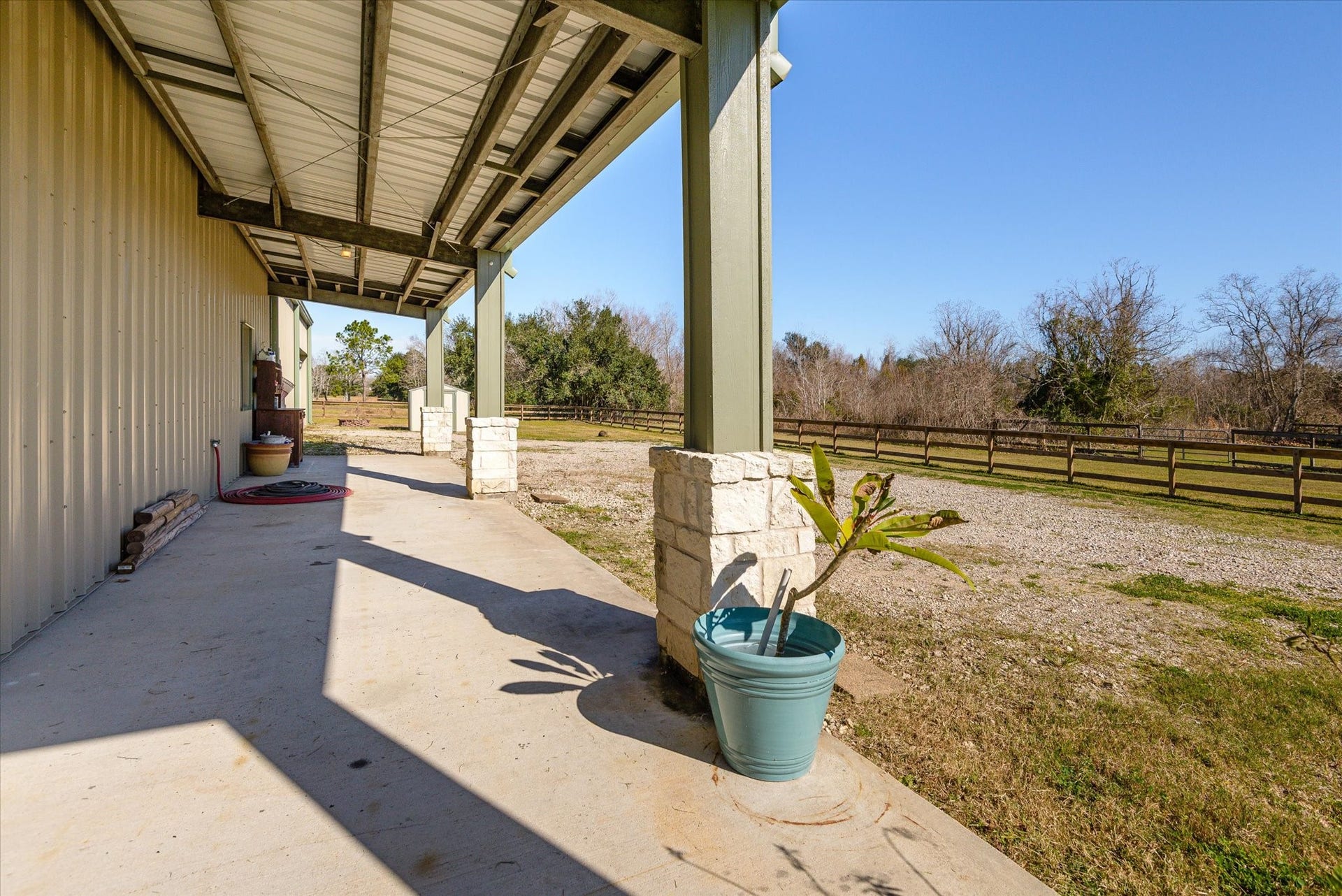 11578 28th Street, Santa Fe, TX 77510 Covered side porch.