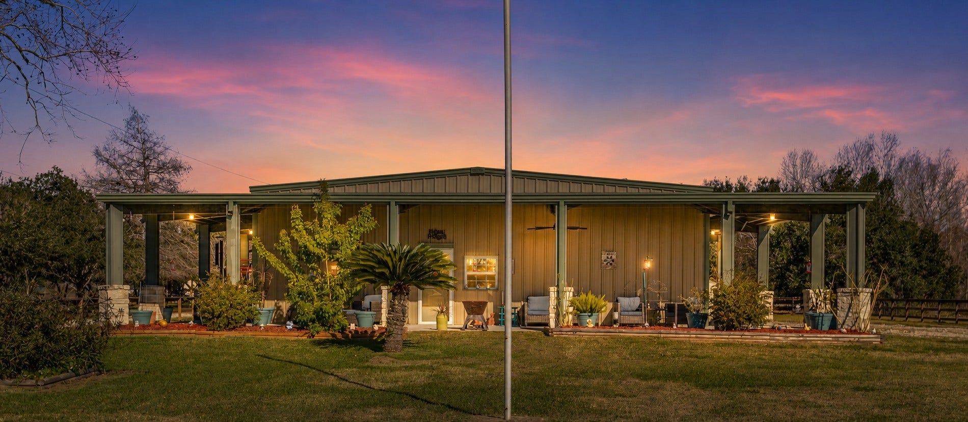 11578 28th Street, Santa Fe, TX 77510 Welcome to your little piece of Texas!